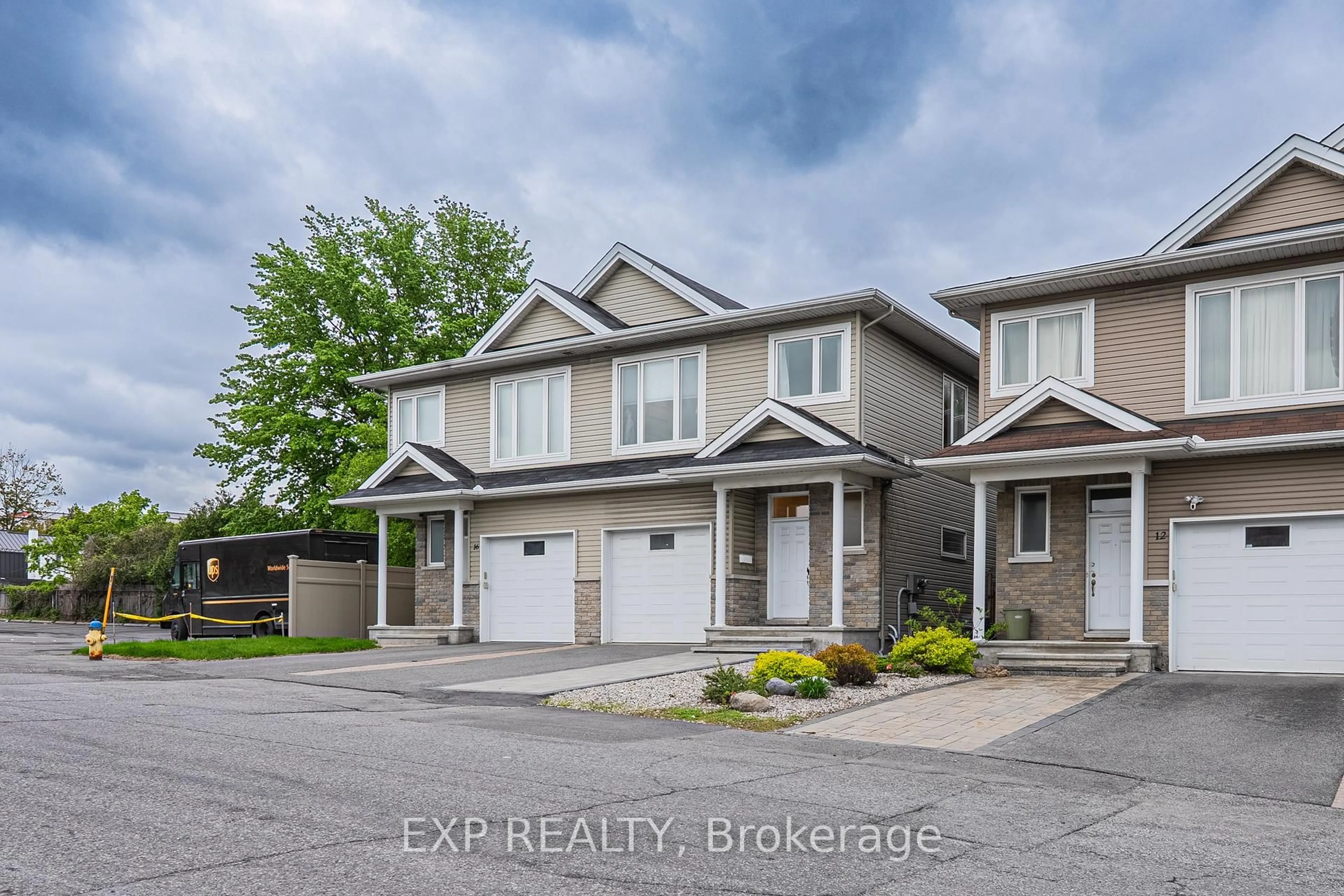 A pic from outside/outdoor area/front of a property/back of a property/a pic from drone, street for 14 CAMIL St, Ottawa Ontario K1K 0X1