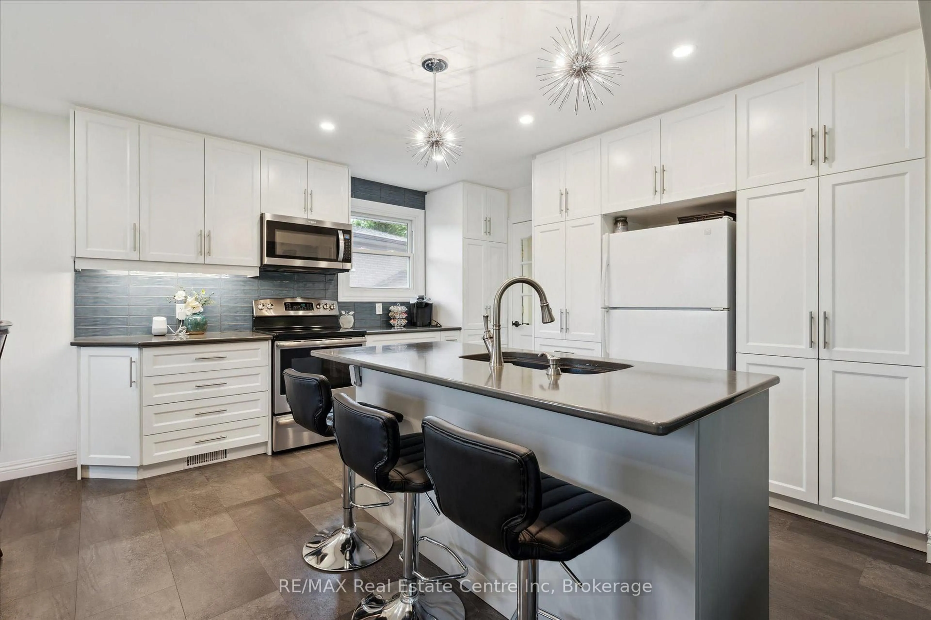 Open concept kitchen, ceramic/tile floor for 10 Villa Crt, Hamilton Ontario L8W 1M2