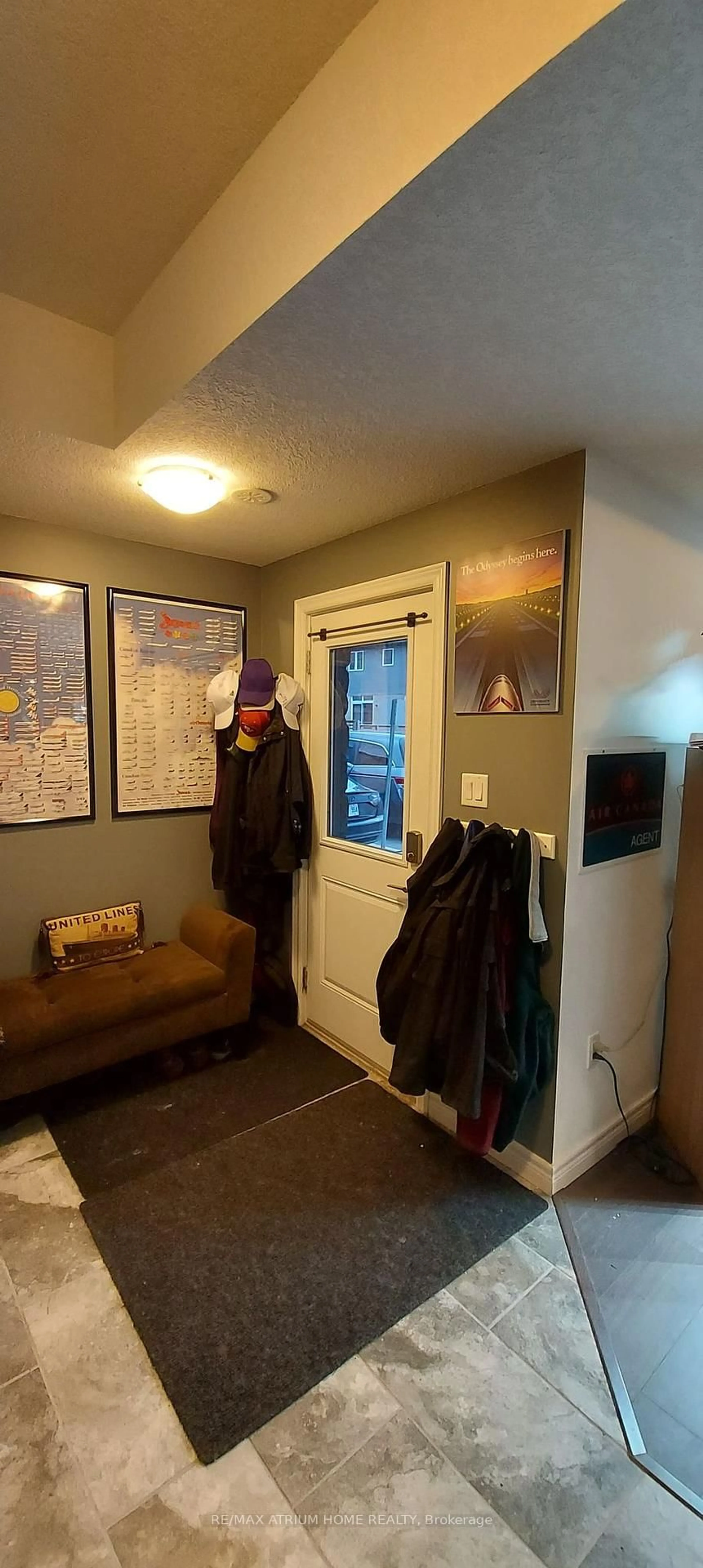 Indoor entryway for 70 Willowrun Dr #E8, Kitchener Ontario N2A 0J3