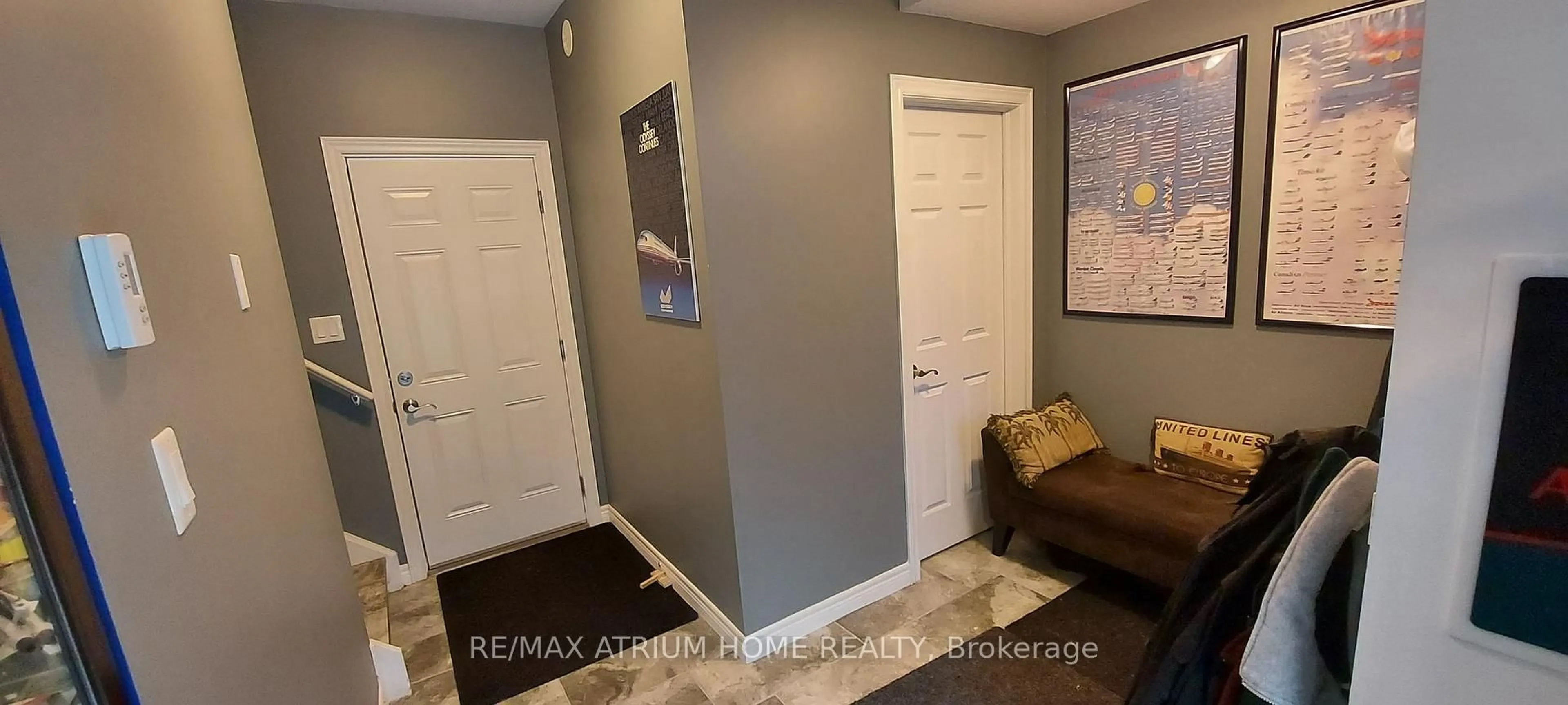 Indoor entryway for 70 Willowrun Dr #E8, Kitchener Ontario N2A 0J3