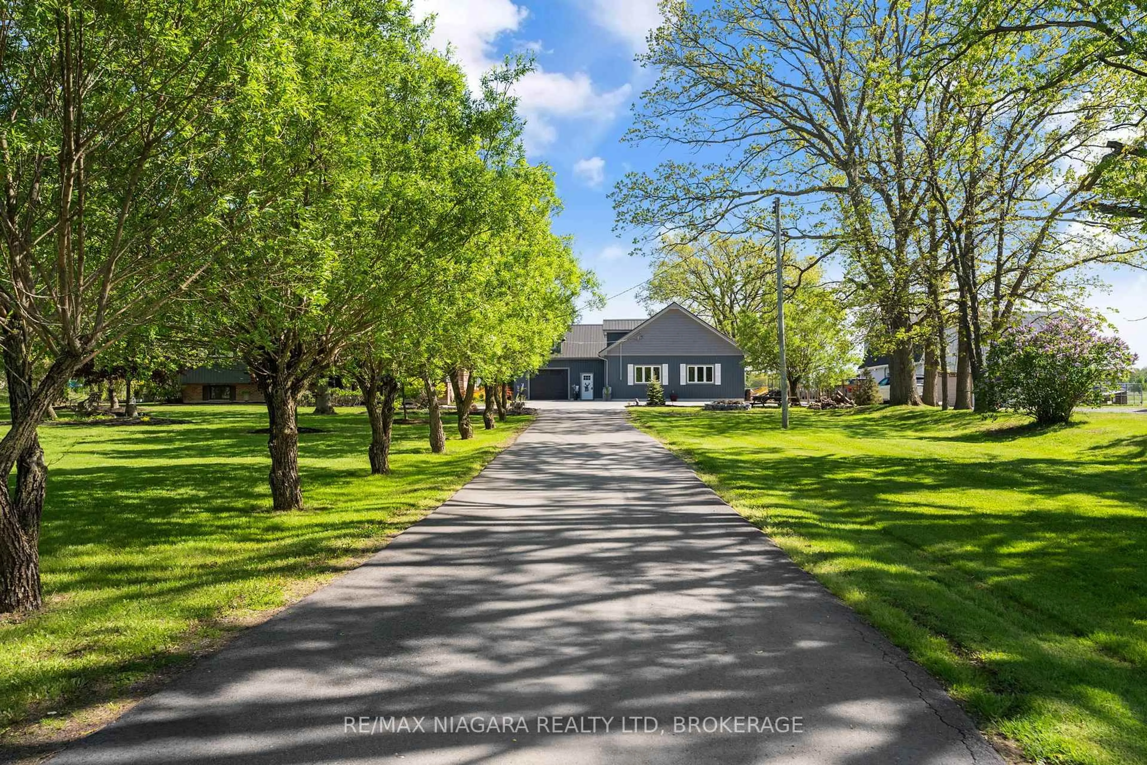A pic from outside/outdoor area/front of a property/back of a property/a pic from drone, street for 8636 Sixteen Rd, West Lincoln Ontario L0R 1E0