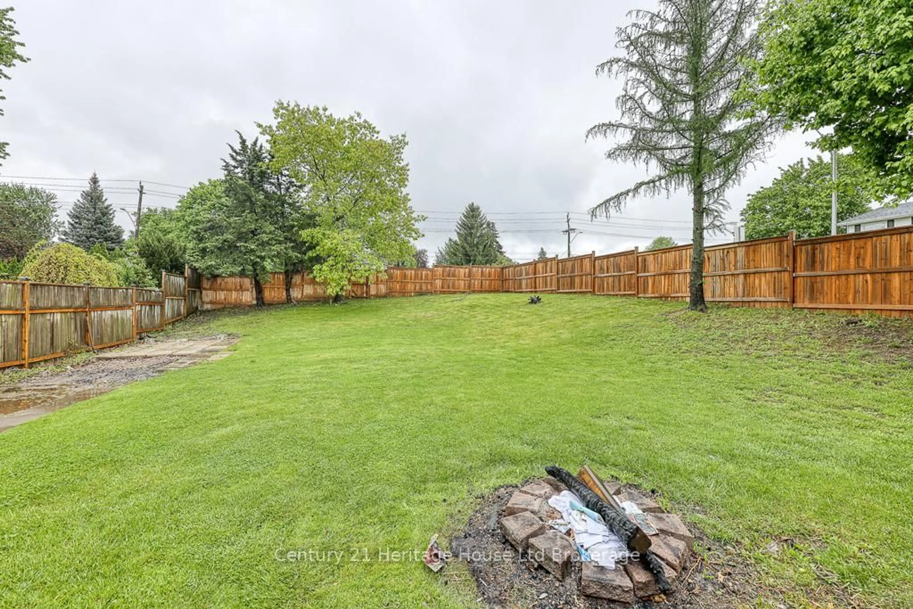 A pic from outside/outdoor area/front of a property/back of a property/a pic from drone, unknown for 2 Chippewa Ave, Woodstock Ontario N4T 1A1