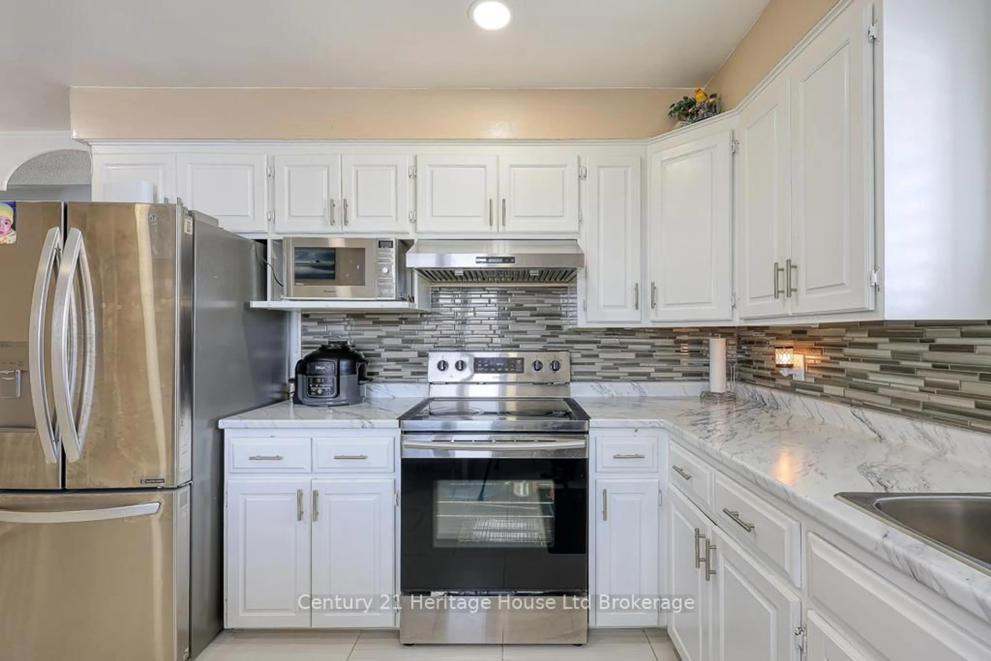 Standard kitchen, ceramic/tile floor for 2 Chippewa Ave, Woodstock Ontario N4T 1A1