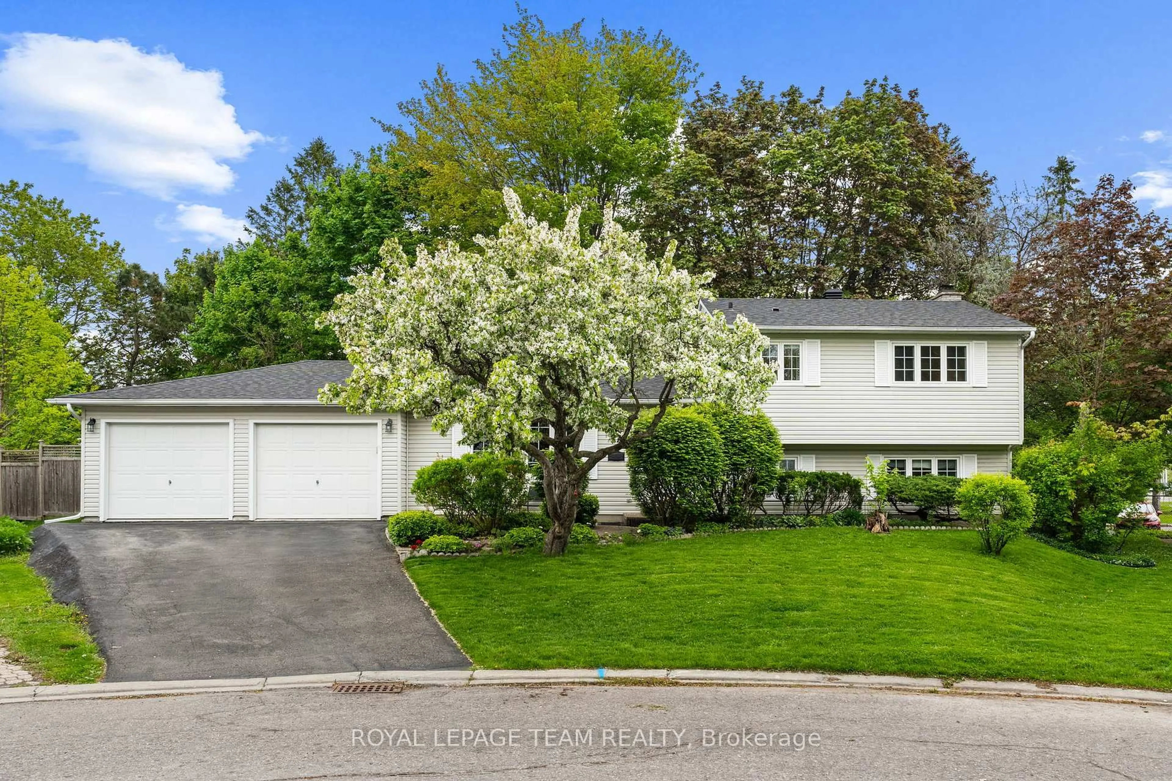 A pic from outside/outdoor area/front of a property/back of a property/a pic from drone, street for 22 Juniper Crt, Ottawa Ontario K2E 5M6