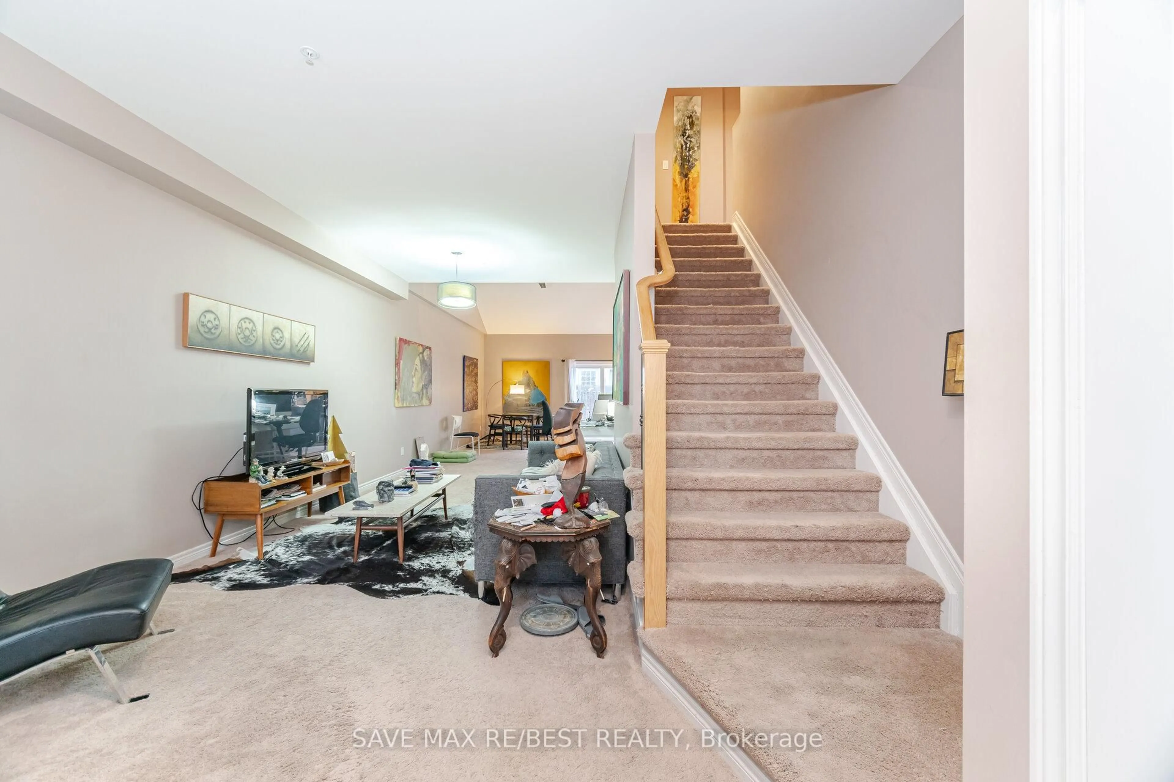 Indoor foyer for 7 Glory Hill Rd, St. Catharines Ontario L2P 0C7
