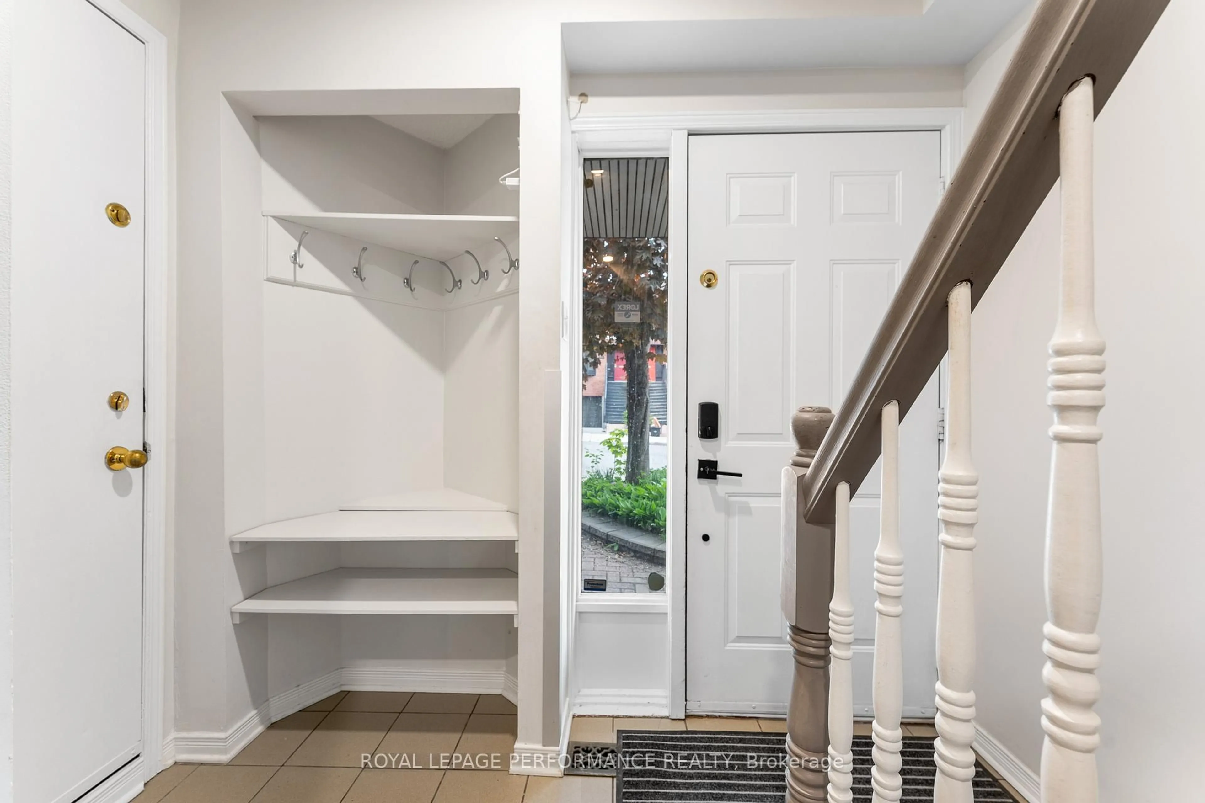 Indoor entryway for 101 Templeton St, Ottawa Ontario K1N 6X4