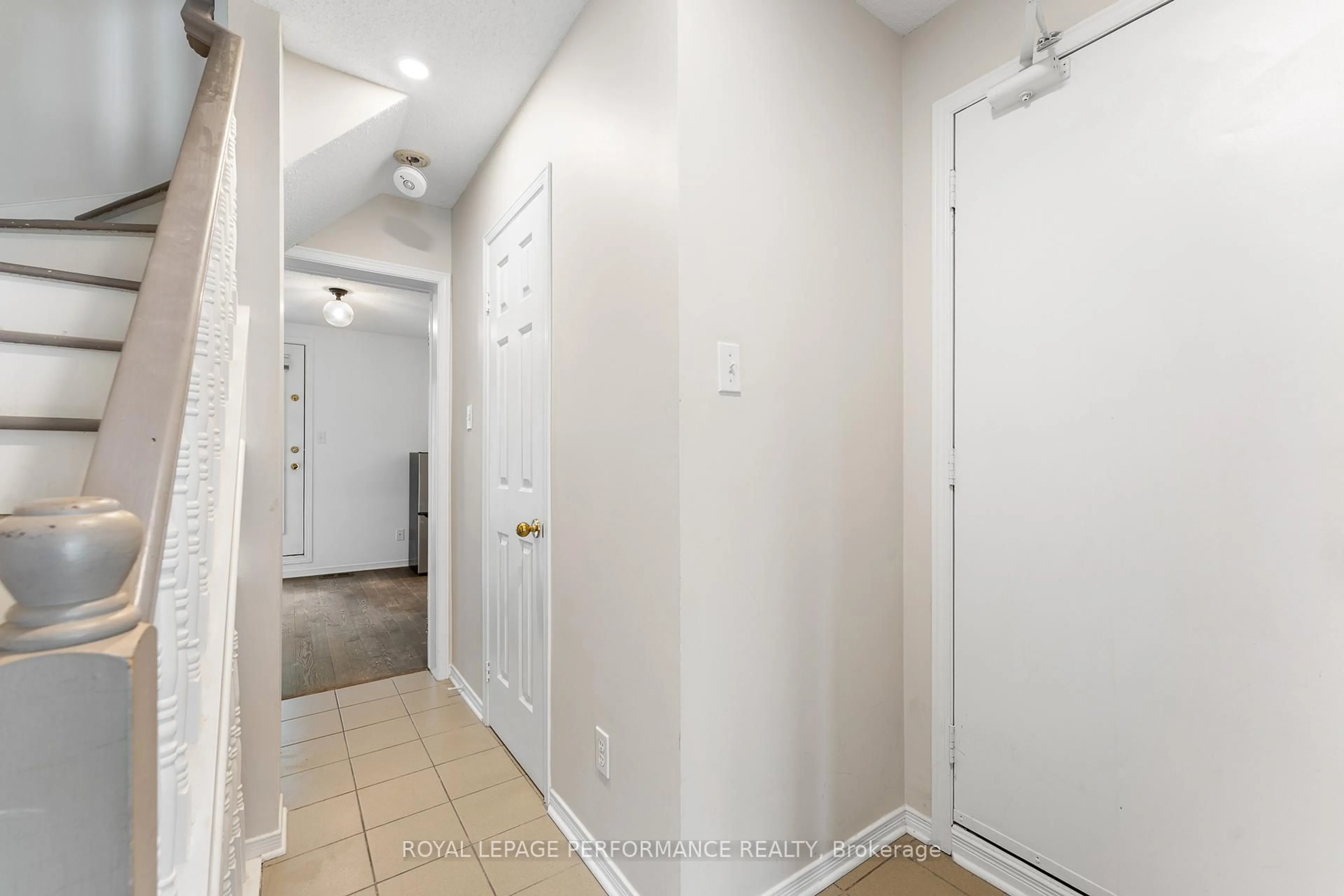 Indoor entryway for 101 Templeton St, Ottawa Ontario K1N 6X4