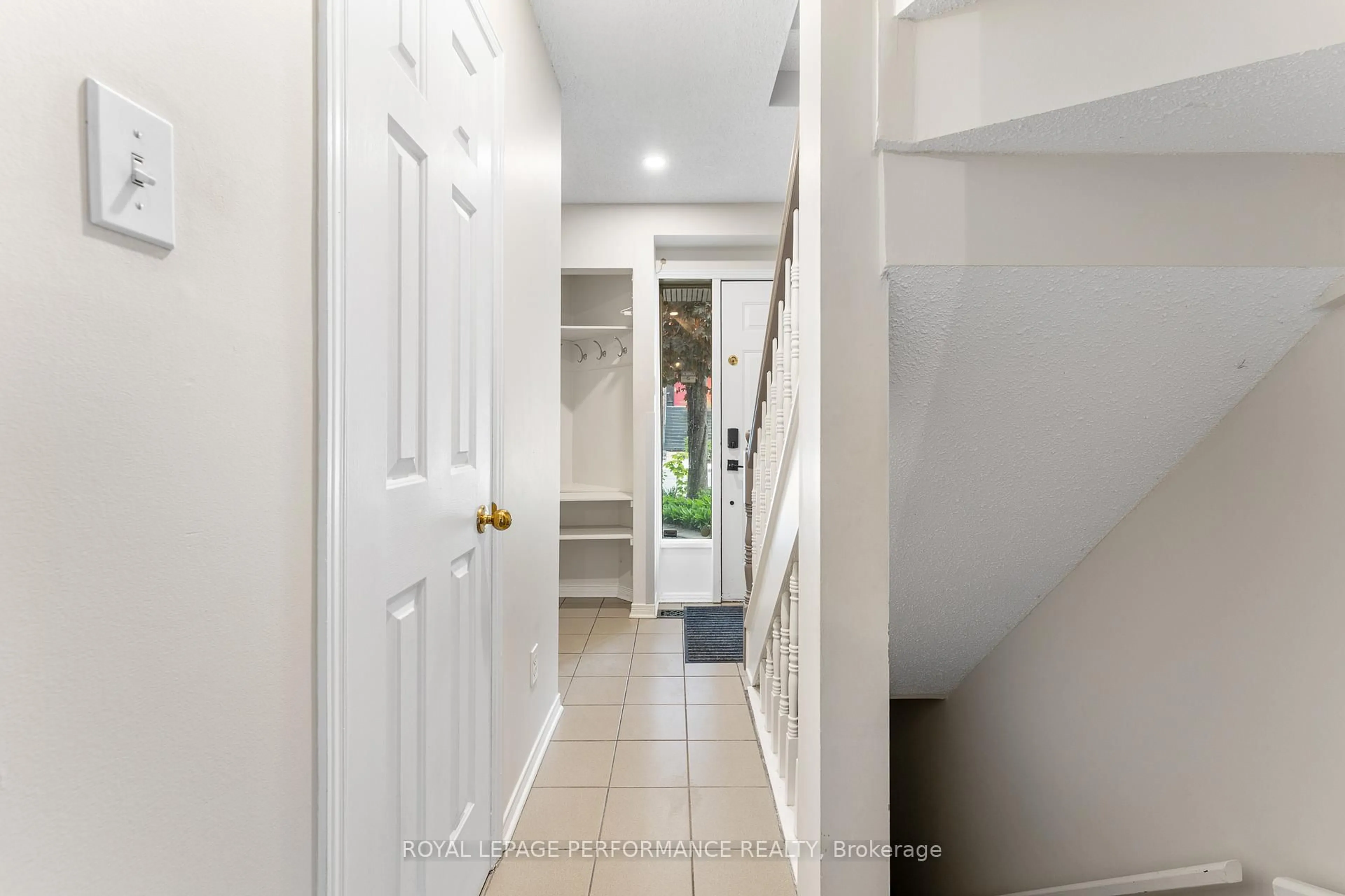Indoor foyer for 101 Templeton St, Ottawa Ontario K1N 6X4