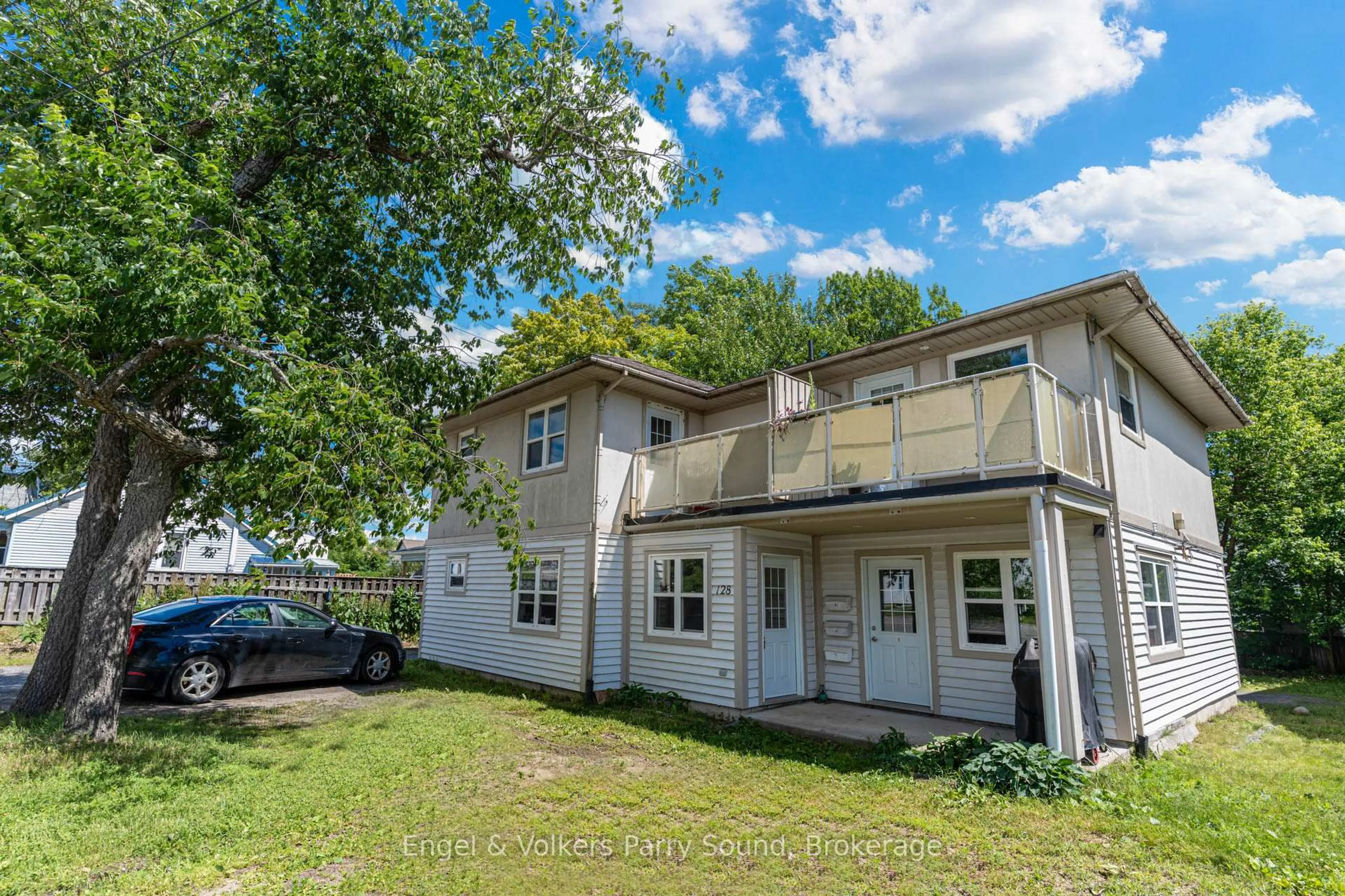 A pic from outside/outdoor area/front of a property/back of a property/a pic from drone, unknown for 128 ISABELLA St, Parry Sound Ontario P2A 1N1