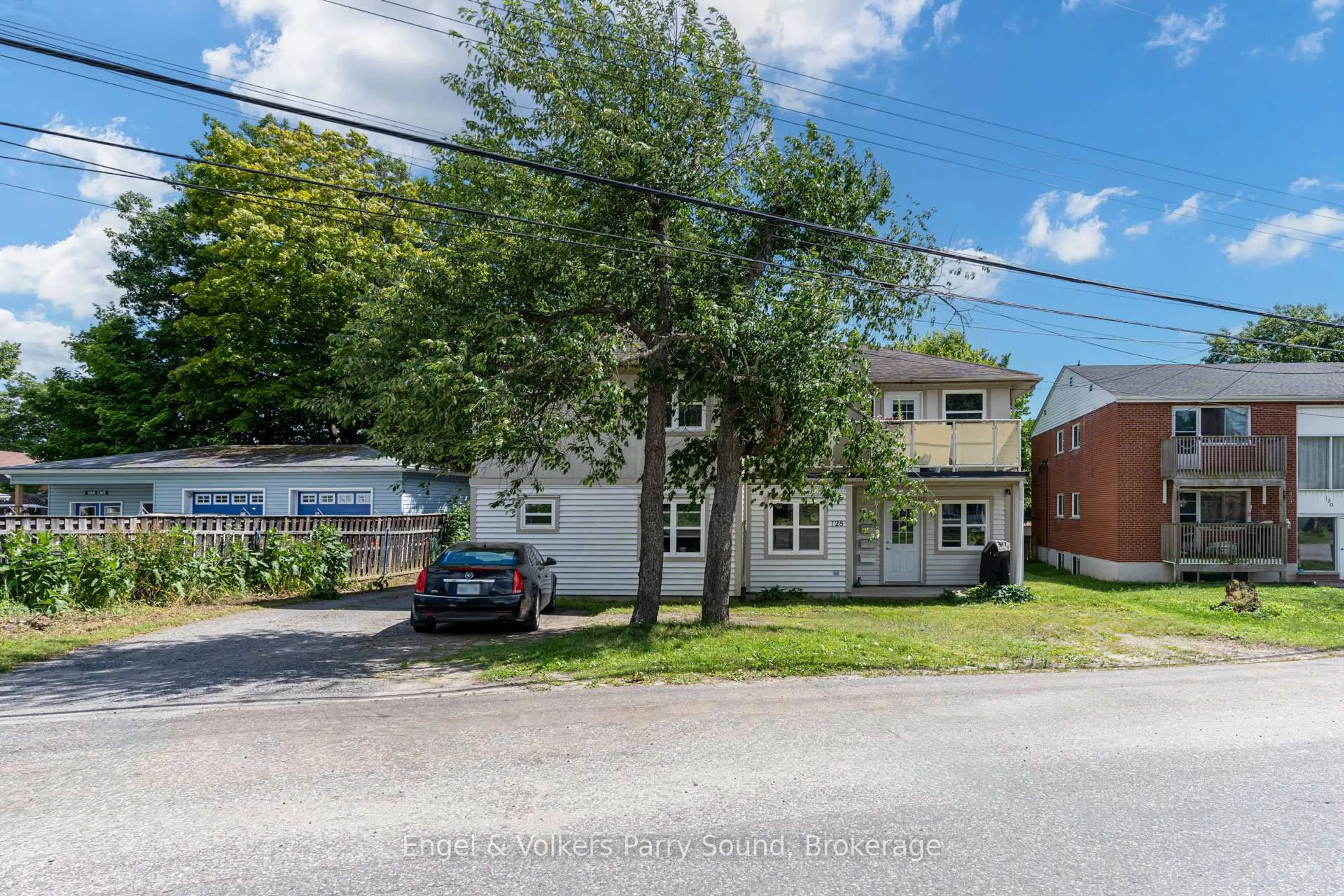 A pic from outside/outdoor area/front of a property/back of a property/a pic from drone, street for 128 ISABELLA St, Parry Sound Ontario P2A 1N1
