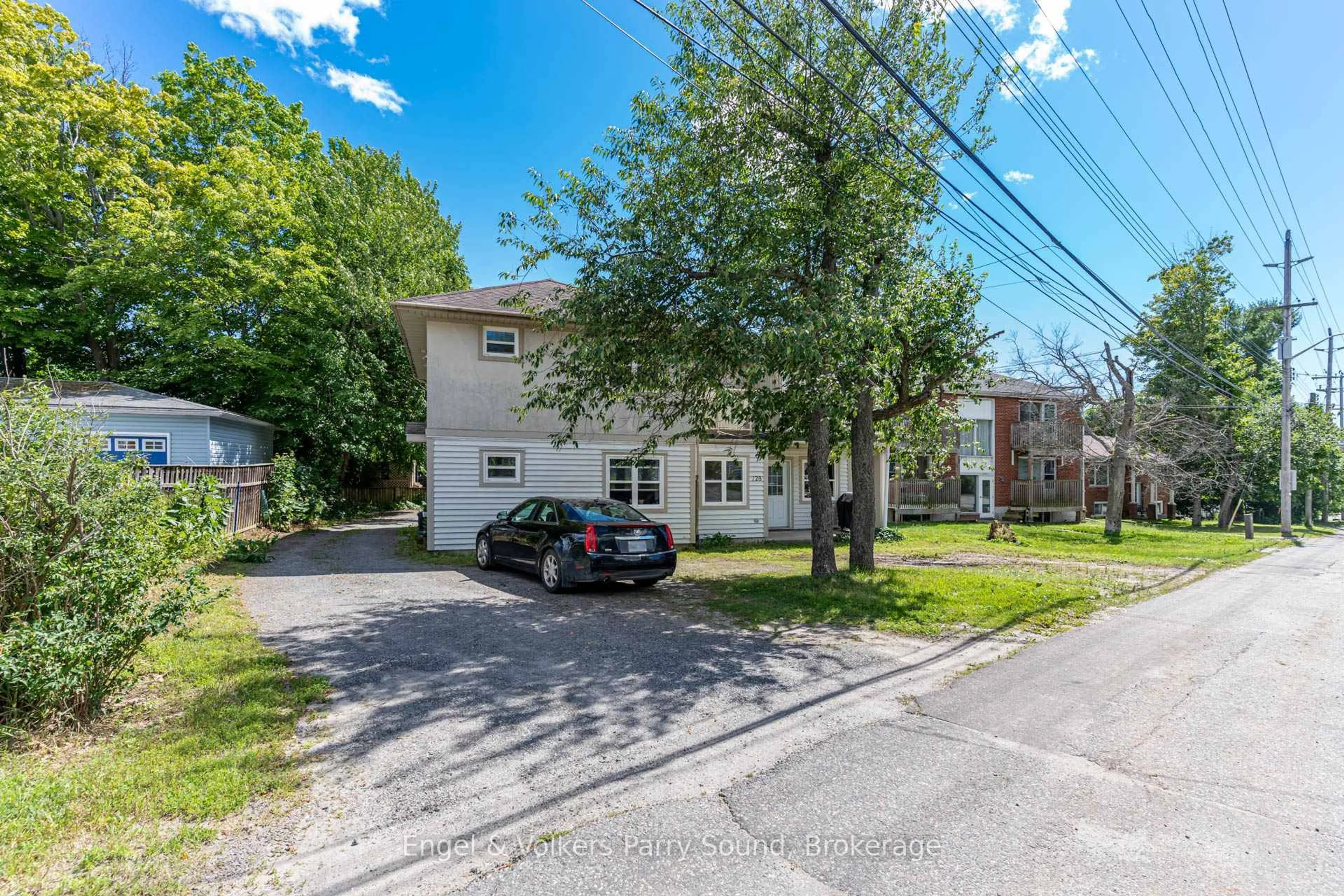 A pic from outside/outdoor area/front of a property/back of a property/a pic from drone, street for 128 ISABELLA St, Parry Sound Ontario P2A 1N1