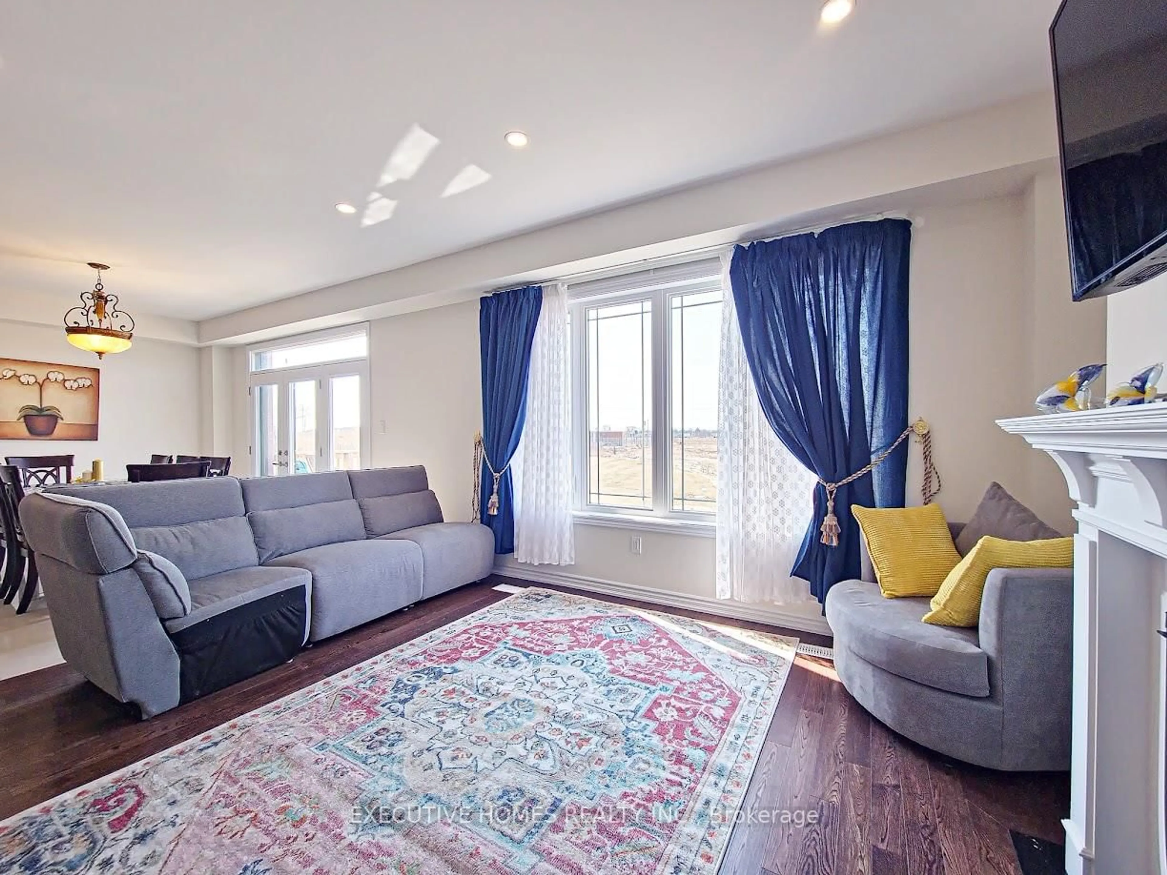 Living room with furniture, unknown for 110 Explorer Way, Thorold Ontario L2V 0K3