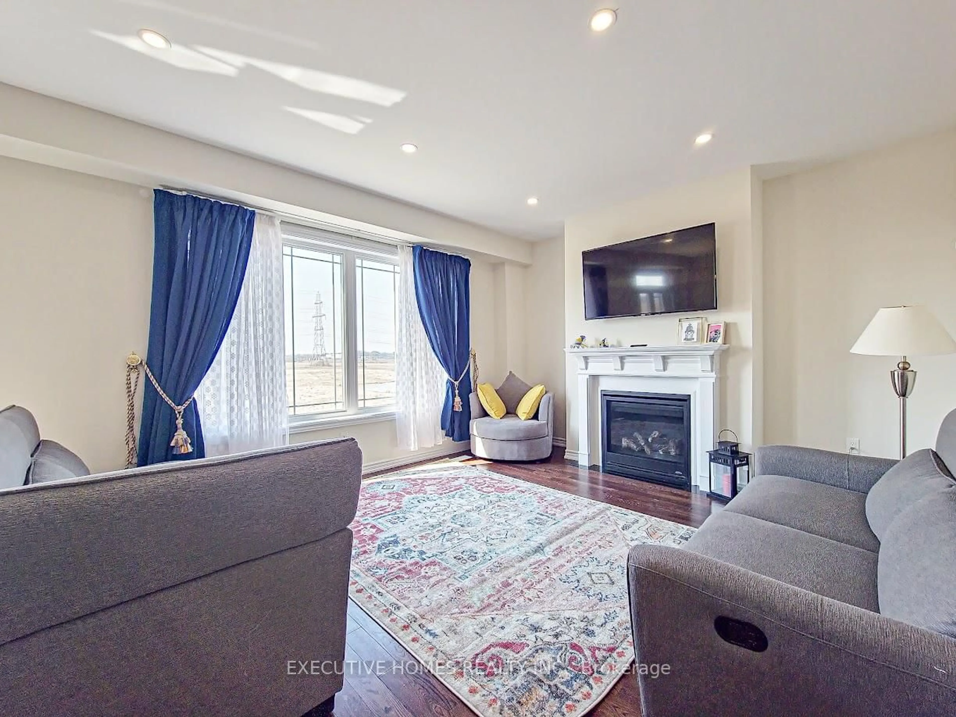Living room with furniture, unknown for 110 Explorer Way, Thorold Ontario L2V 0K3