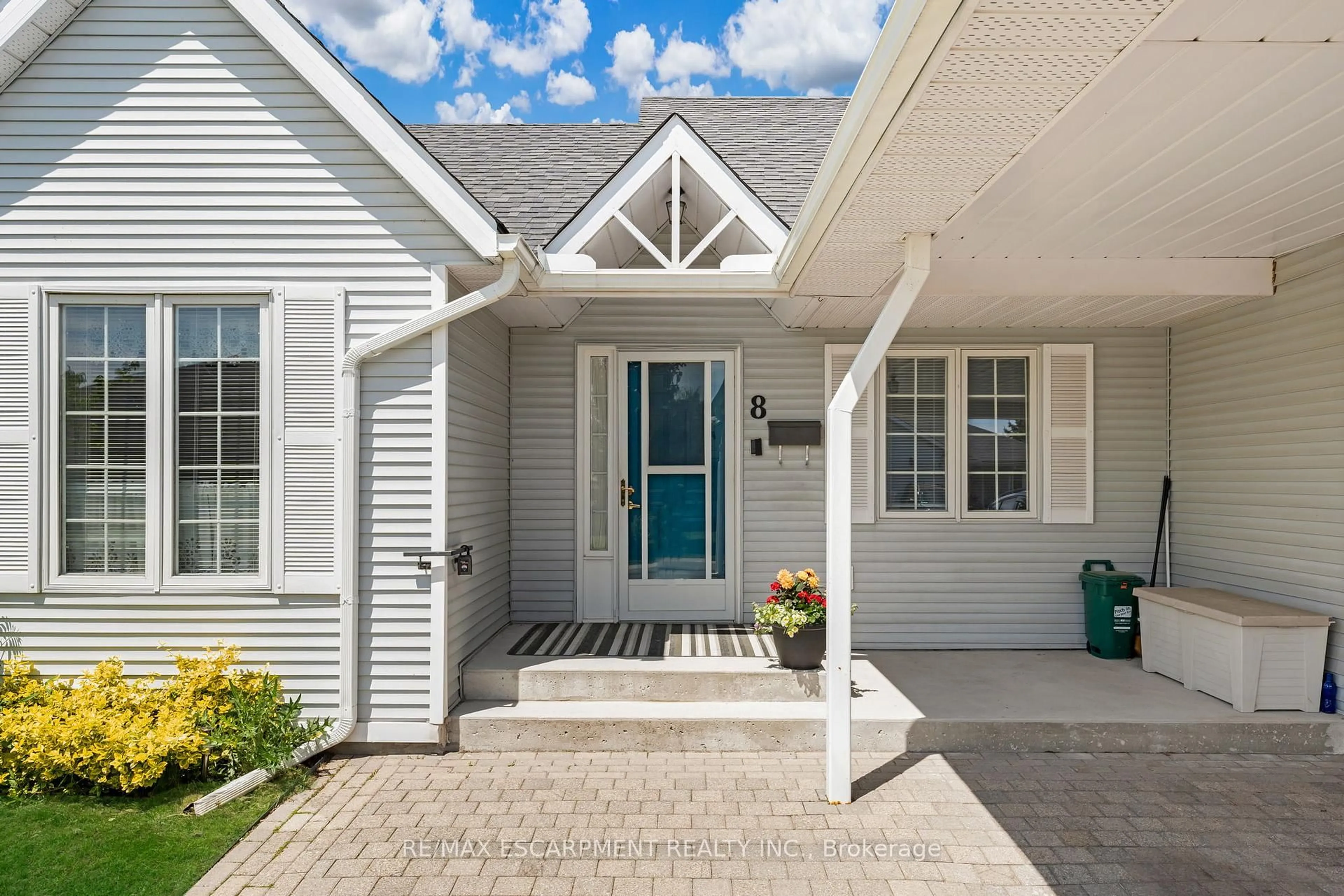 Home with vinyl exterior material, street for 8 Garden Dr, West Lincoln Ontario L0R 2A0