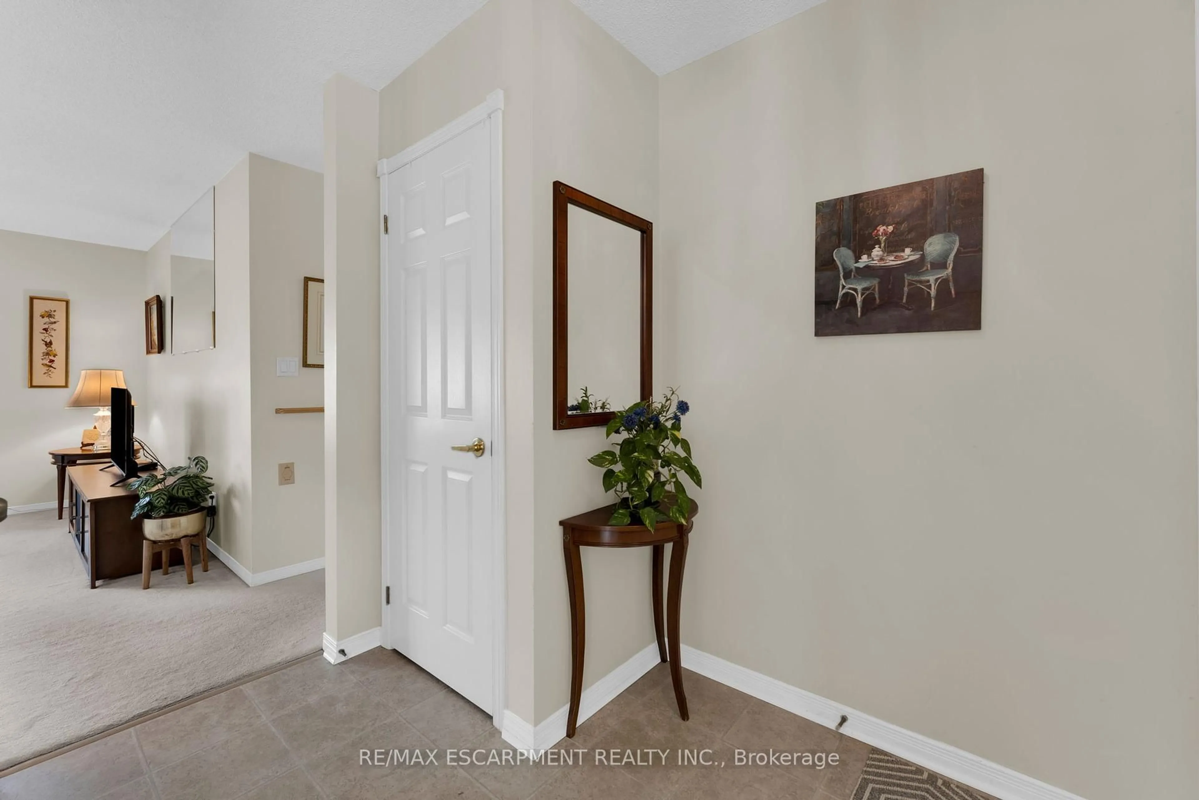 Indoor entryway for 8 Garden Dr, West Lincoln Ontario L0R 2A0