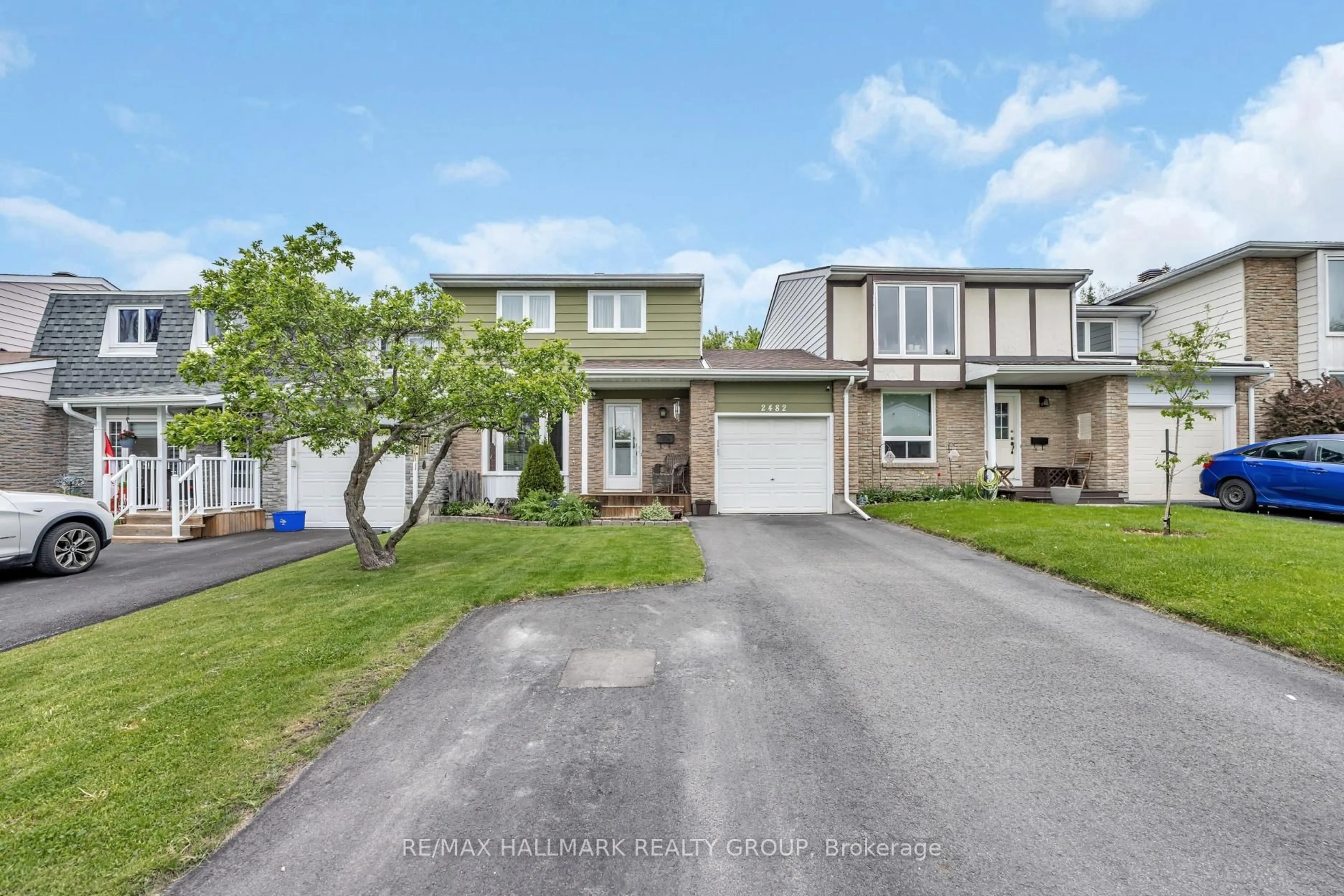 A pic from outside/outdoor area/front of a property/back of a property/a pic from drone, street for 2482 Autumn Hill Cres, Ottawa Ontario K1B 4M5