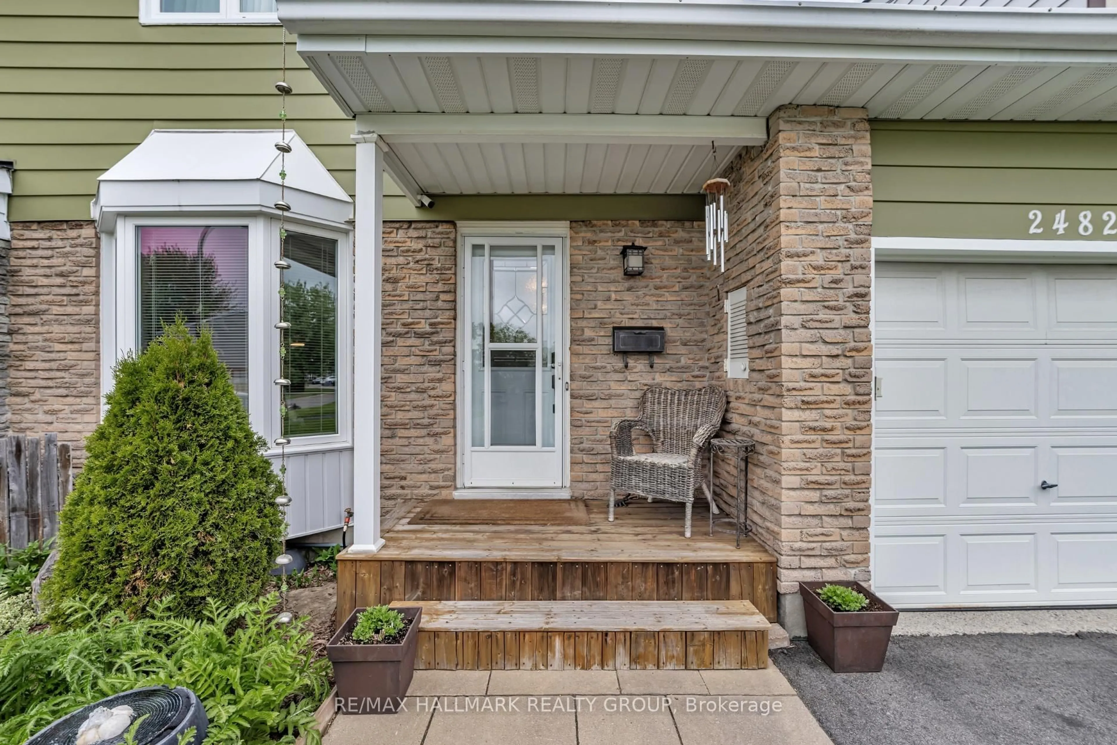 Indoor entryway for 2482 Autumn Hill Cres, Ottawa Ontario K1B 4M5