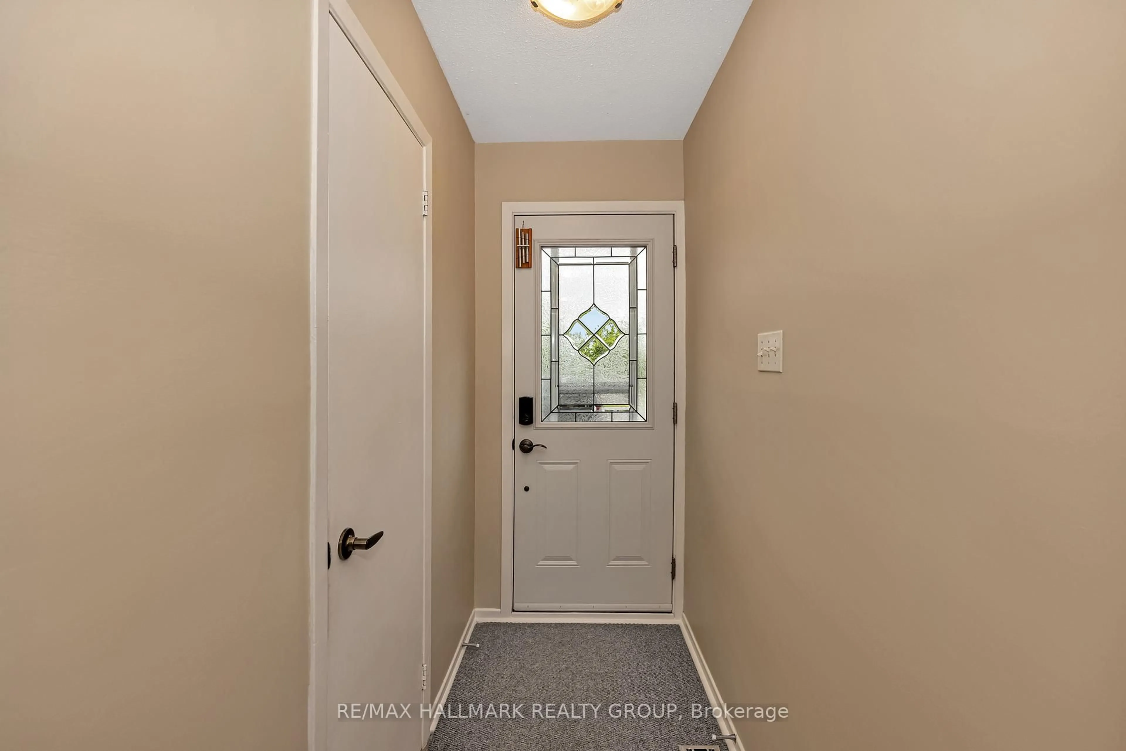 Indoor entryway for 2482 Autumn Hill Cres, Ottawa Ontario K1B 4M5