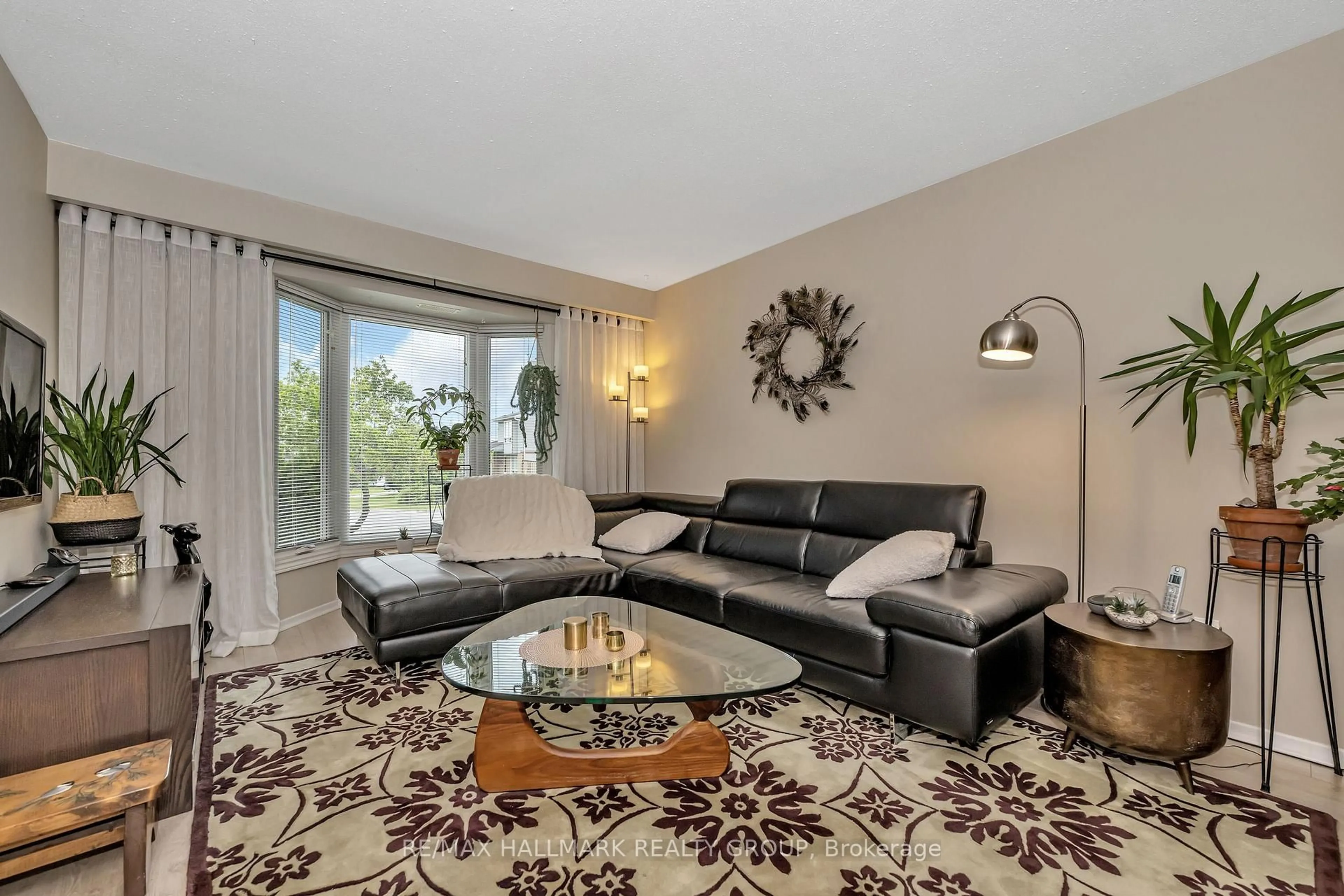 Living room with furniture, carpet floor for 2482 Autumn Hill Cres, Ottawa Ontario K1B 4M5