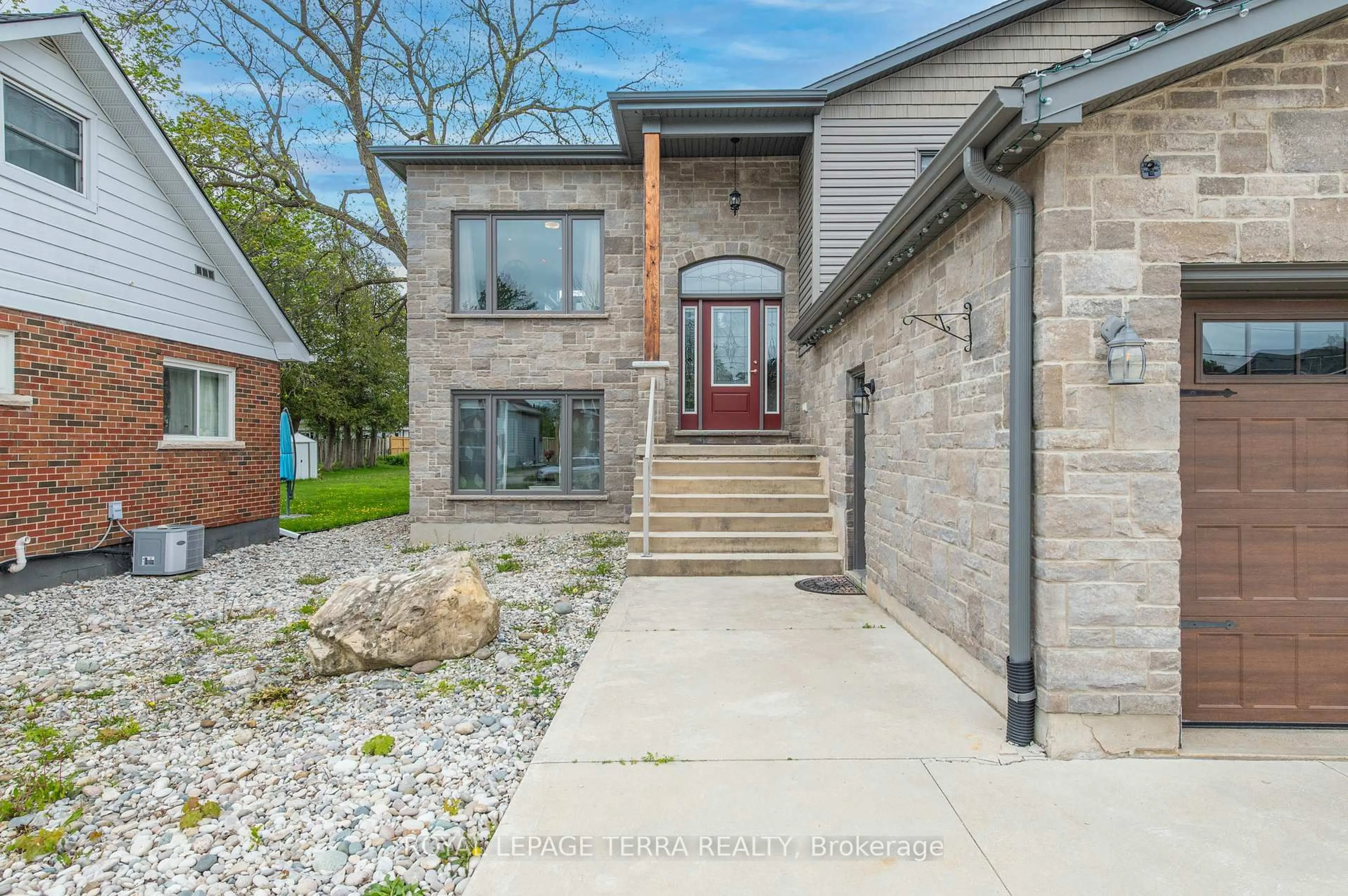 Home with brick exterior material, street for 1631 8th Ave, Owen Sound Ontario N4K 3B8