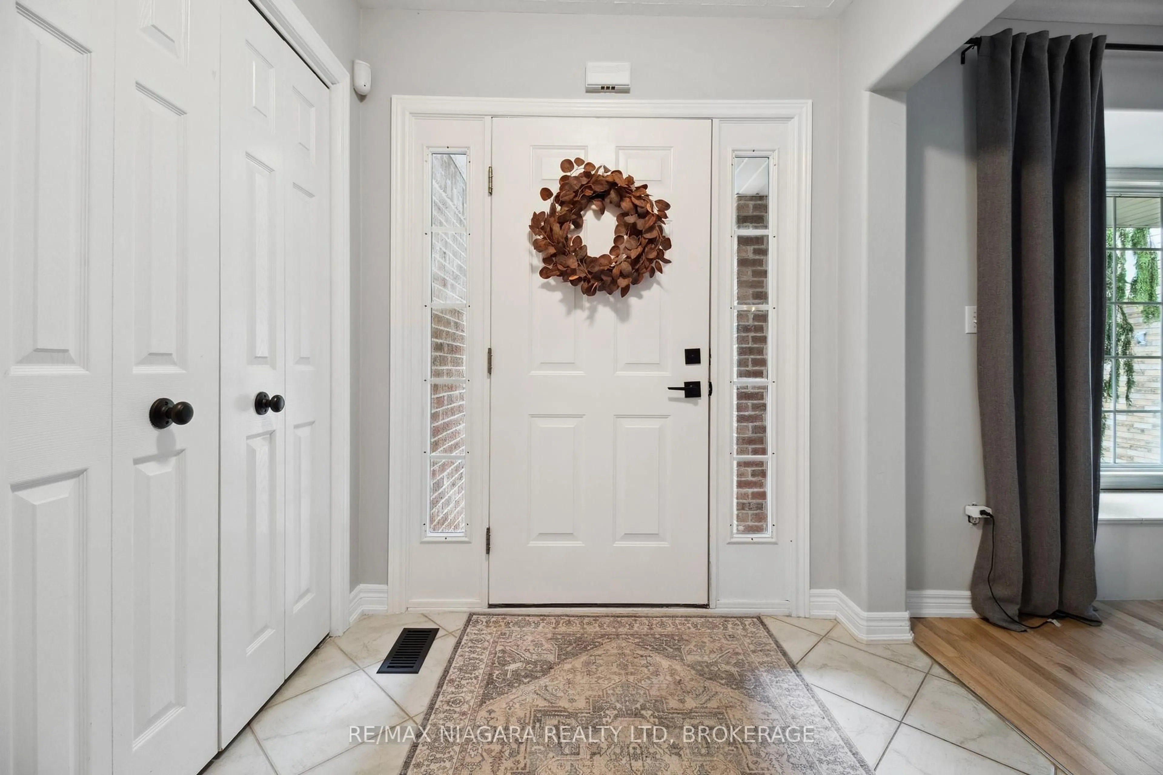 Indoor entryway for 7955 HARVEST Cres, Niagara Falls Ontario L2H 3G7