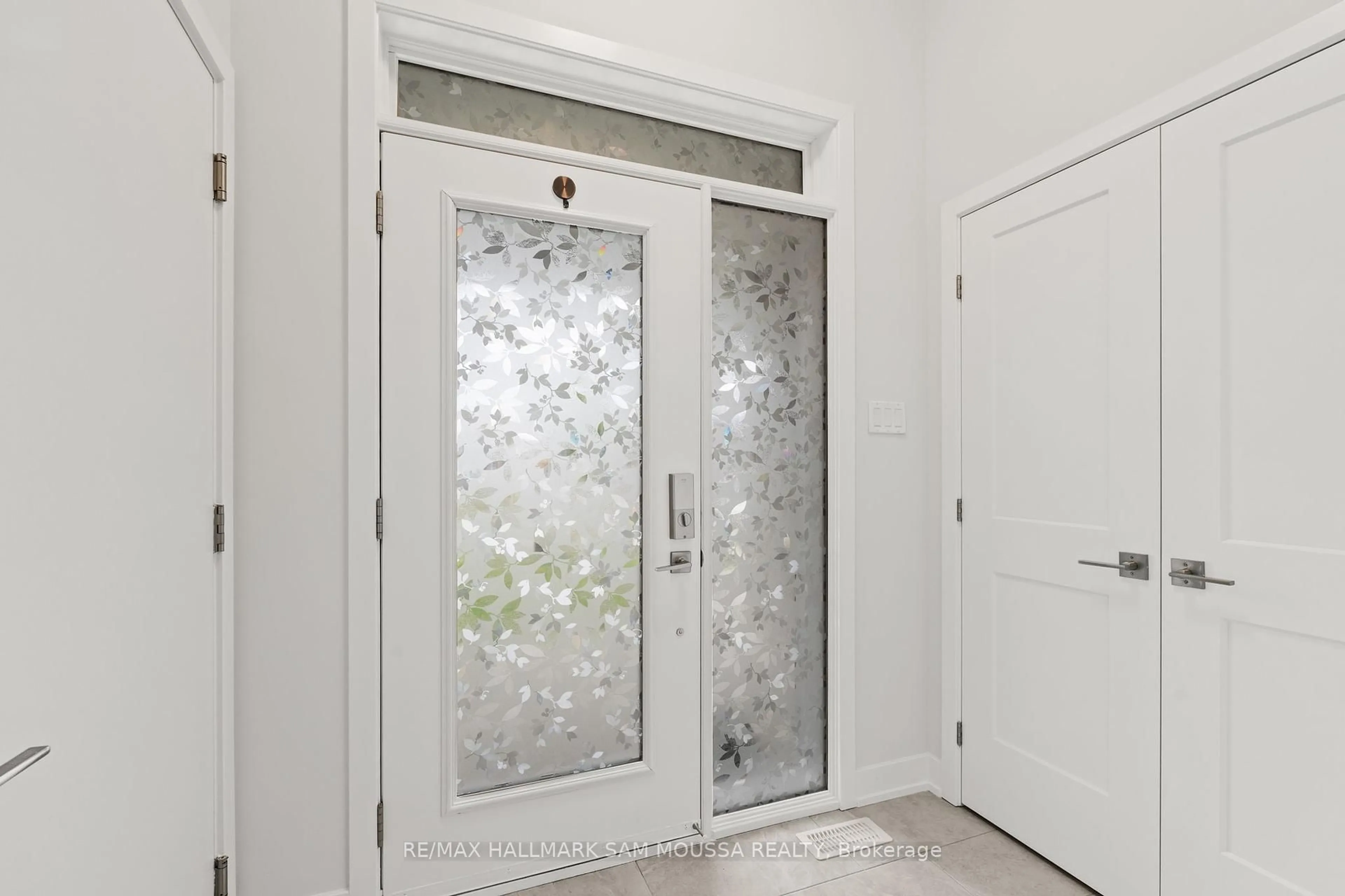 Indoor entryway for 33 Mac Beattie Dr, Arnprior Ontario K7S 0J3