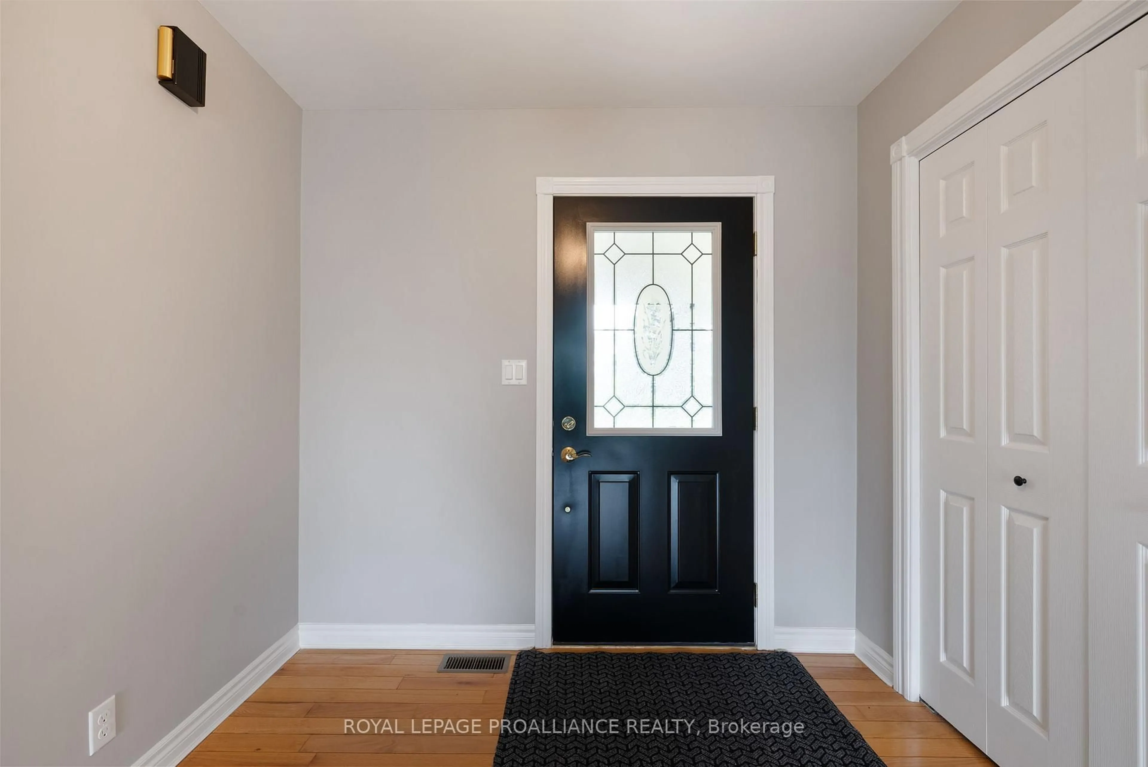 Indoor entryway for 7603 Bethel Grove Rd, Hamilton Township Ontario K9A 4J7