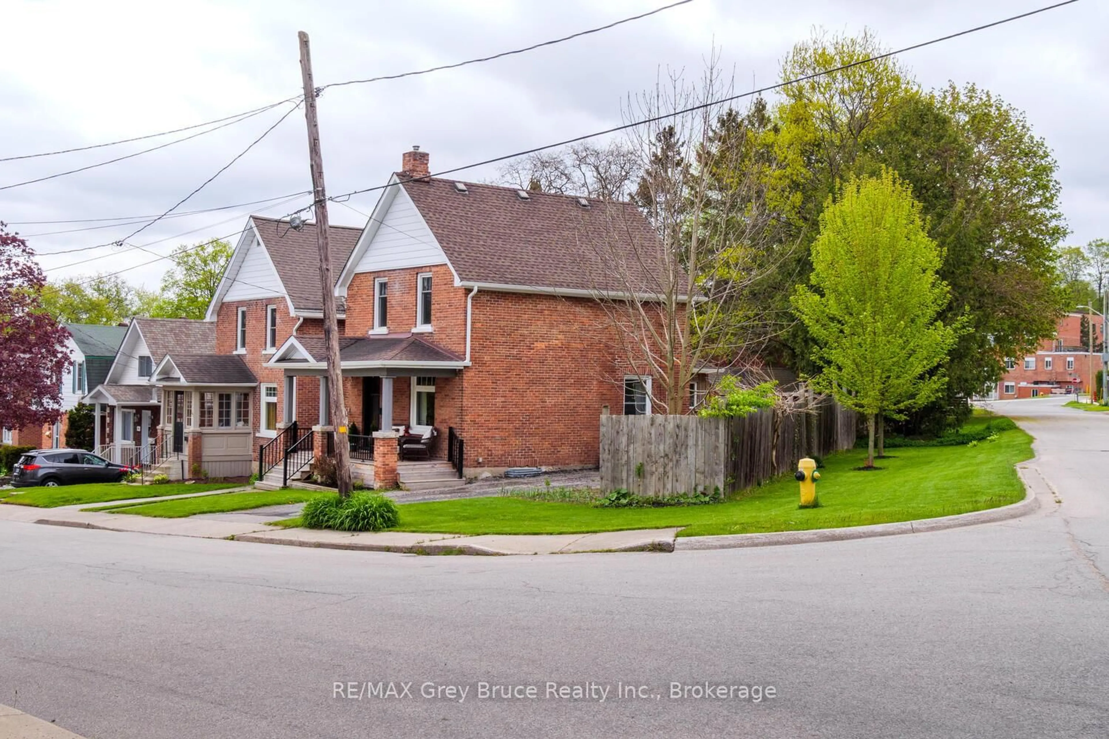 A pic from outside/outdoor area/front of a property/back of a property/a pic from drone, street for 589 13th Street A St, Owen Sound Ontario N4K 3X5