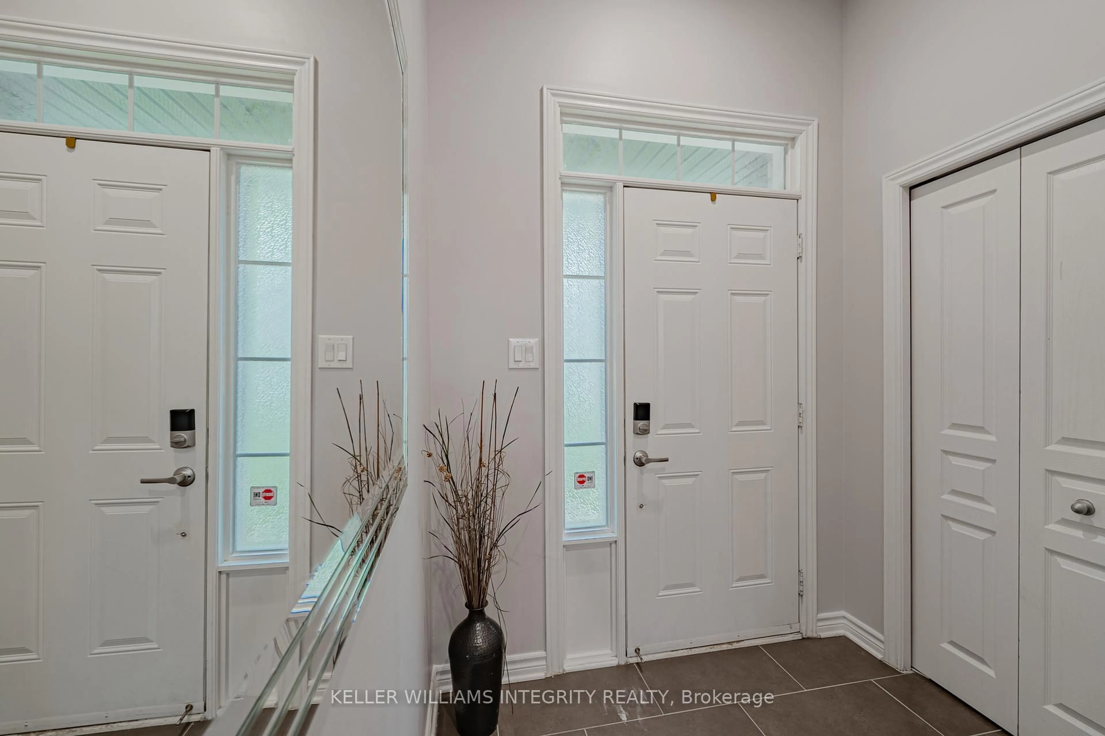 Indoor entryway for 268 Keyrock Dr, Ottawa Ontario K2T 0G2
