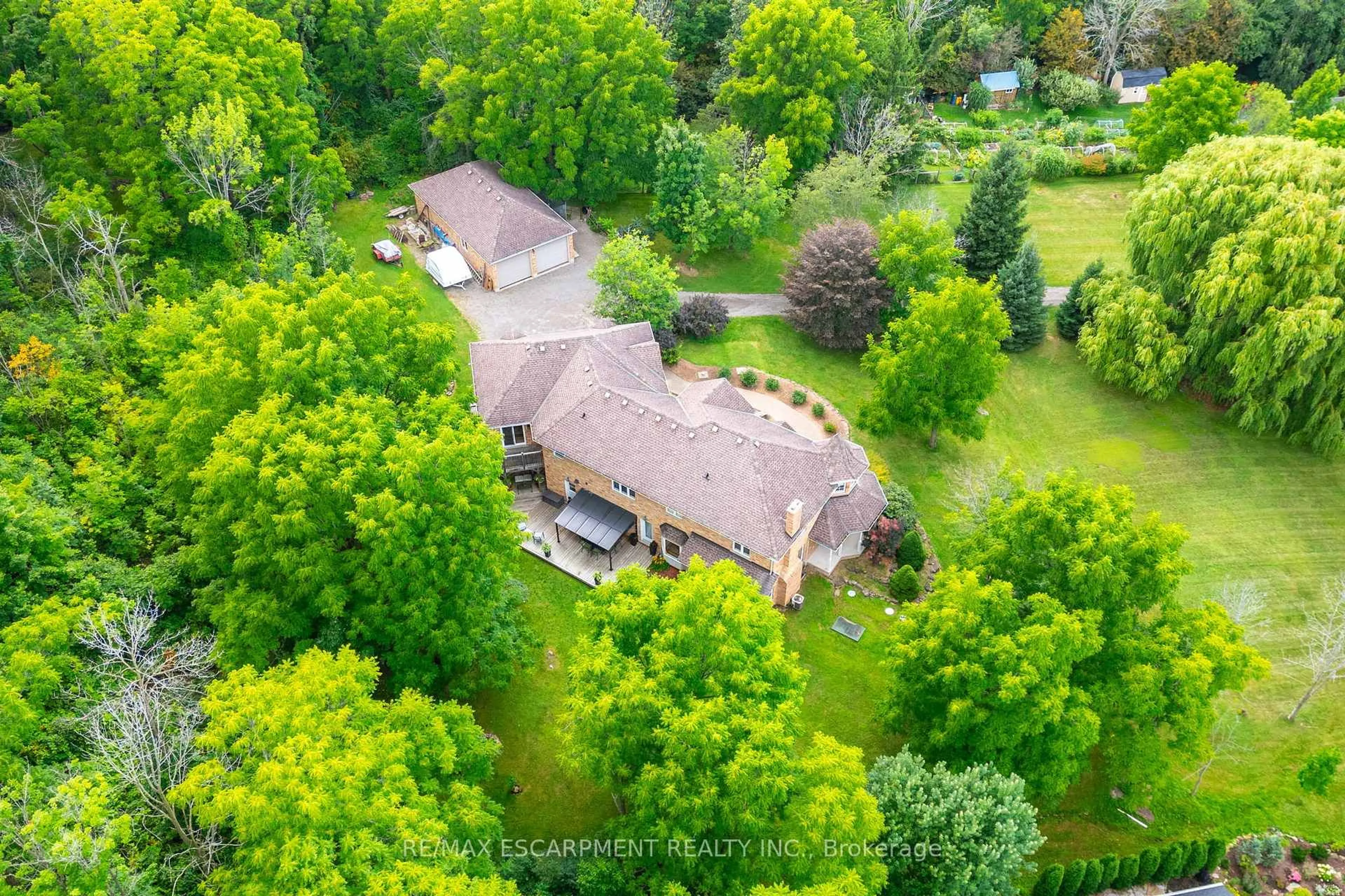 A pic from outside/outdoor area/front of a property/back of a property/a pic from drone, unknown for 86 Ridge Rd, Grimsby Ontario L3M 4E7