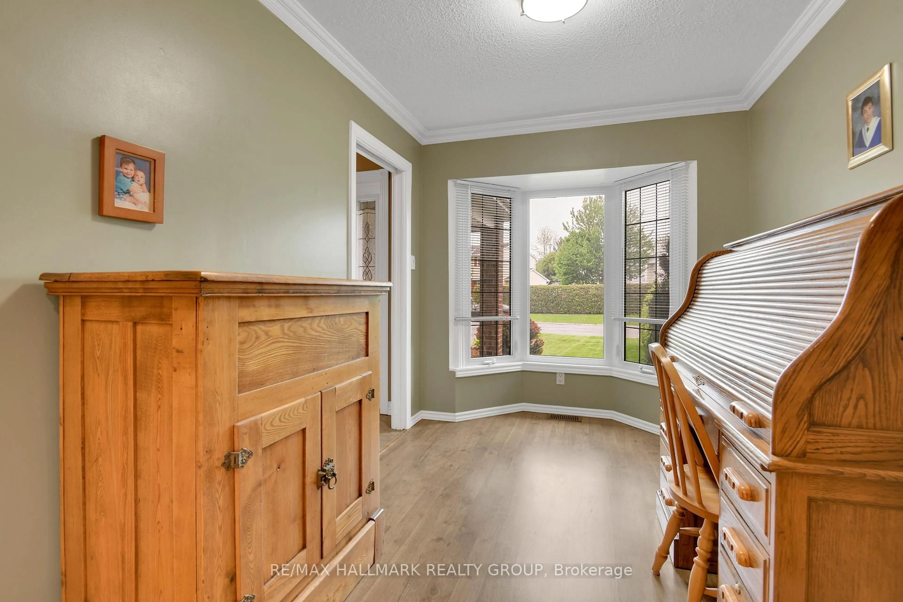 Indoor entryway for 411 Sanderling Cres, Orleans Ontario K1E 2V5