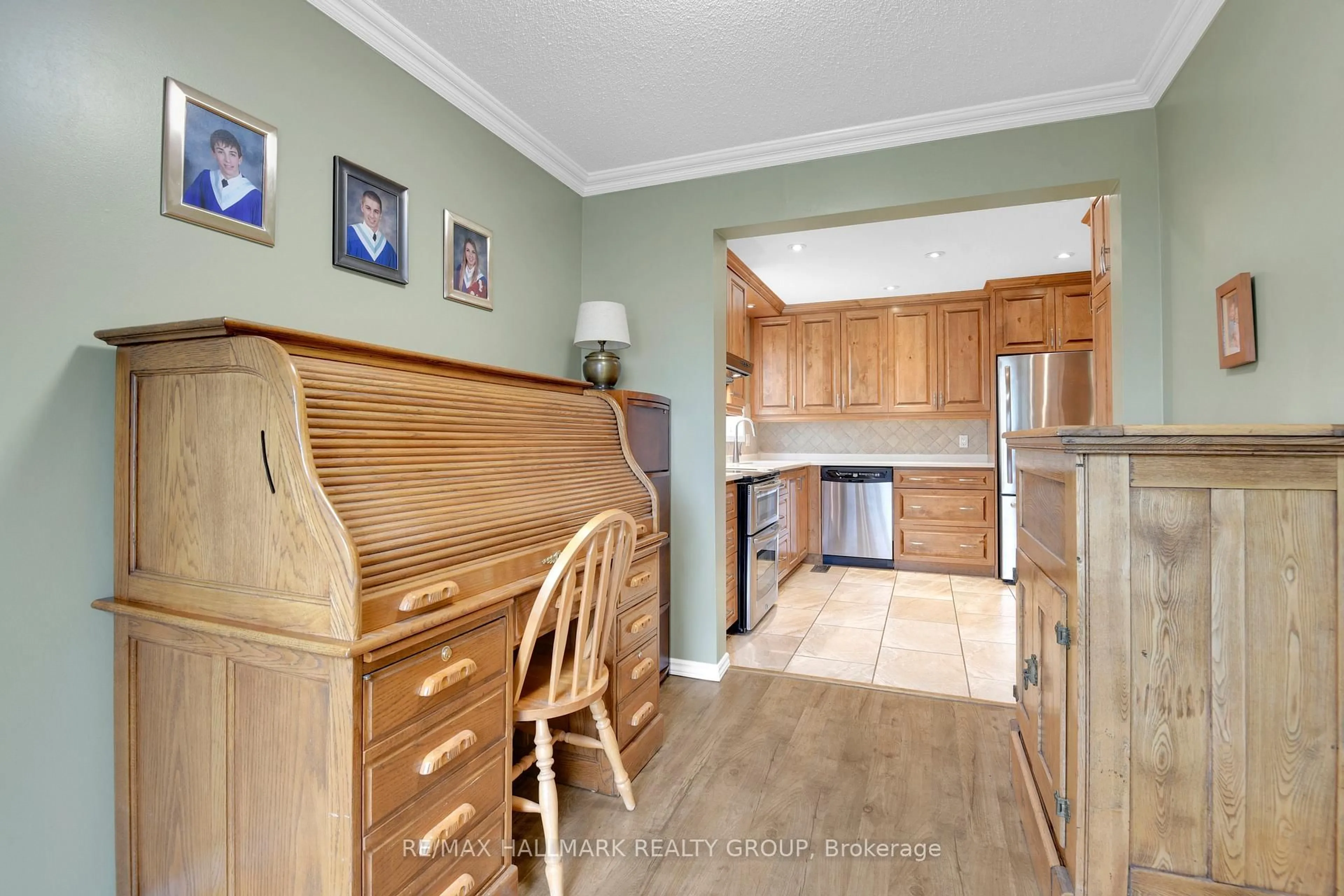 Standard kitchen, wood/laminate floor for 411 Sanderling Cres, Orleans Ontario K1E 2V5