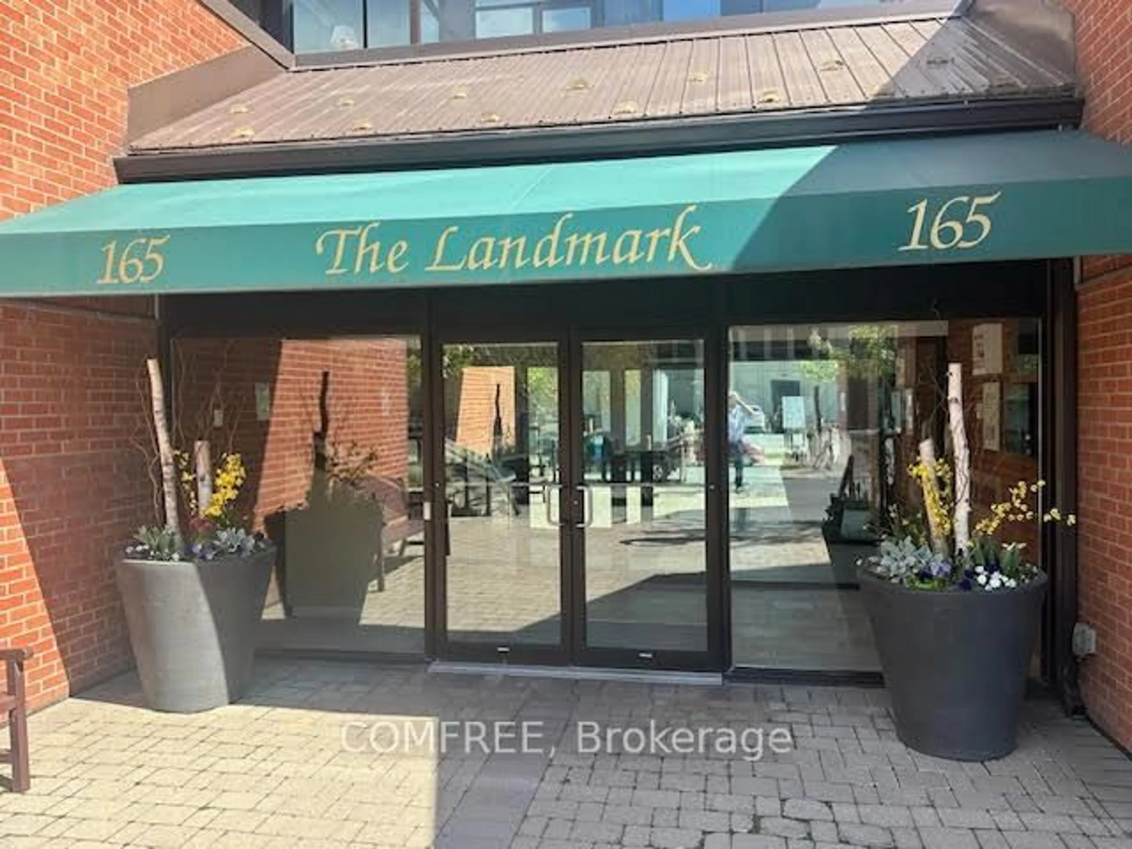 Indoor foyer for 165 Ontario St #701, Kingston Ontario K7L 2Y6