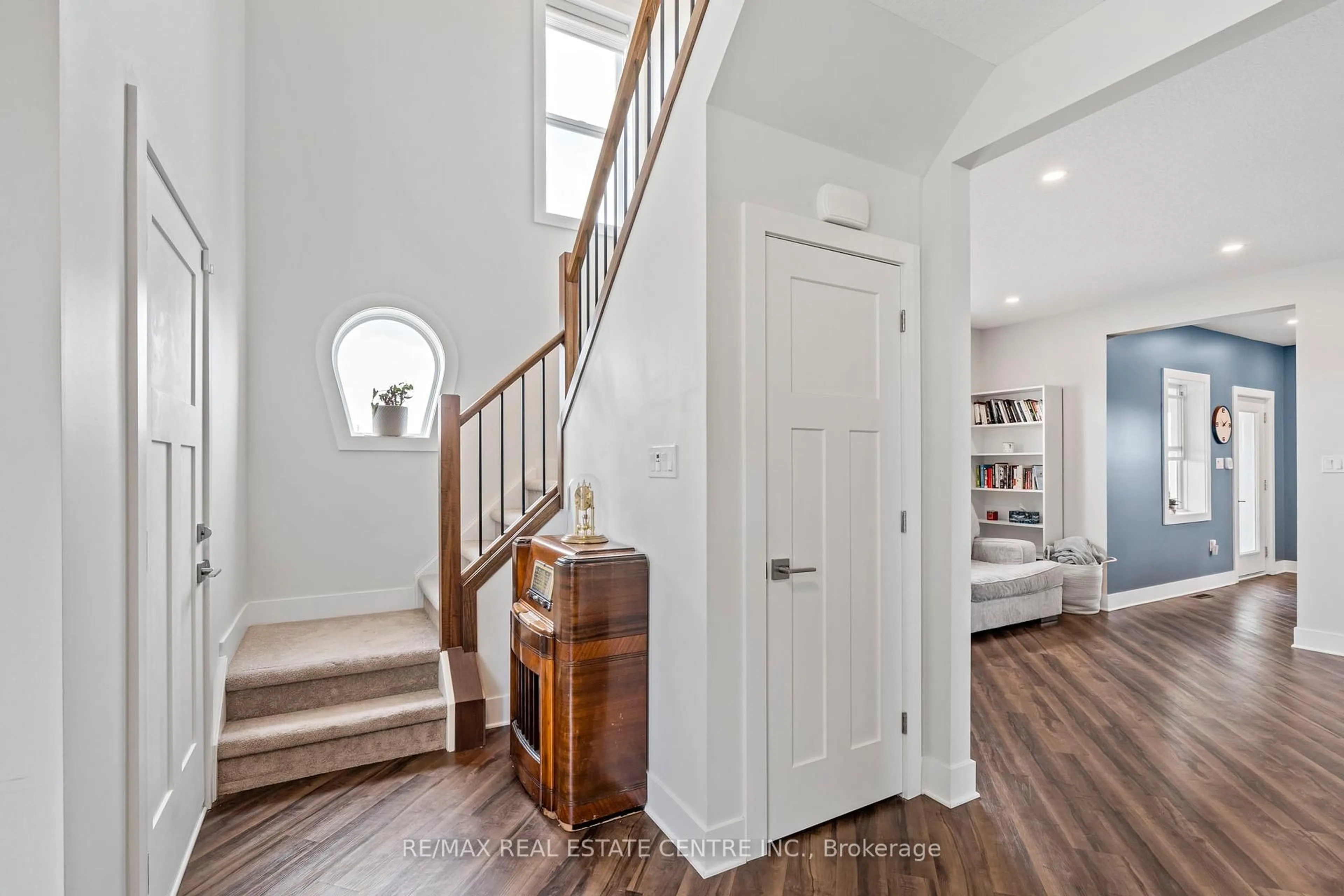 Indoor entryway for 21575 Heritage Rd, Thames Centre Ontario N0M 2P0