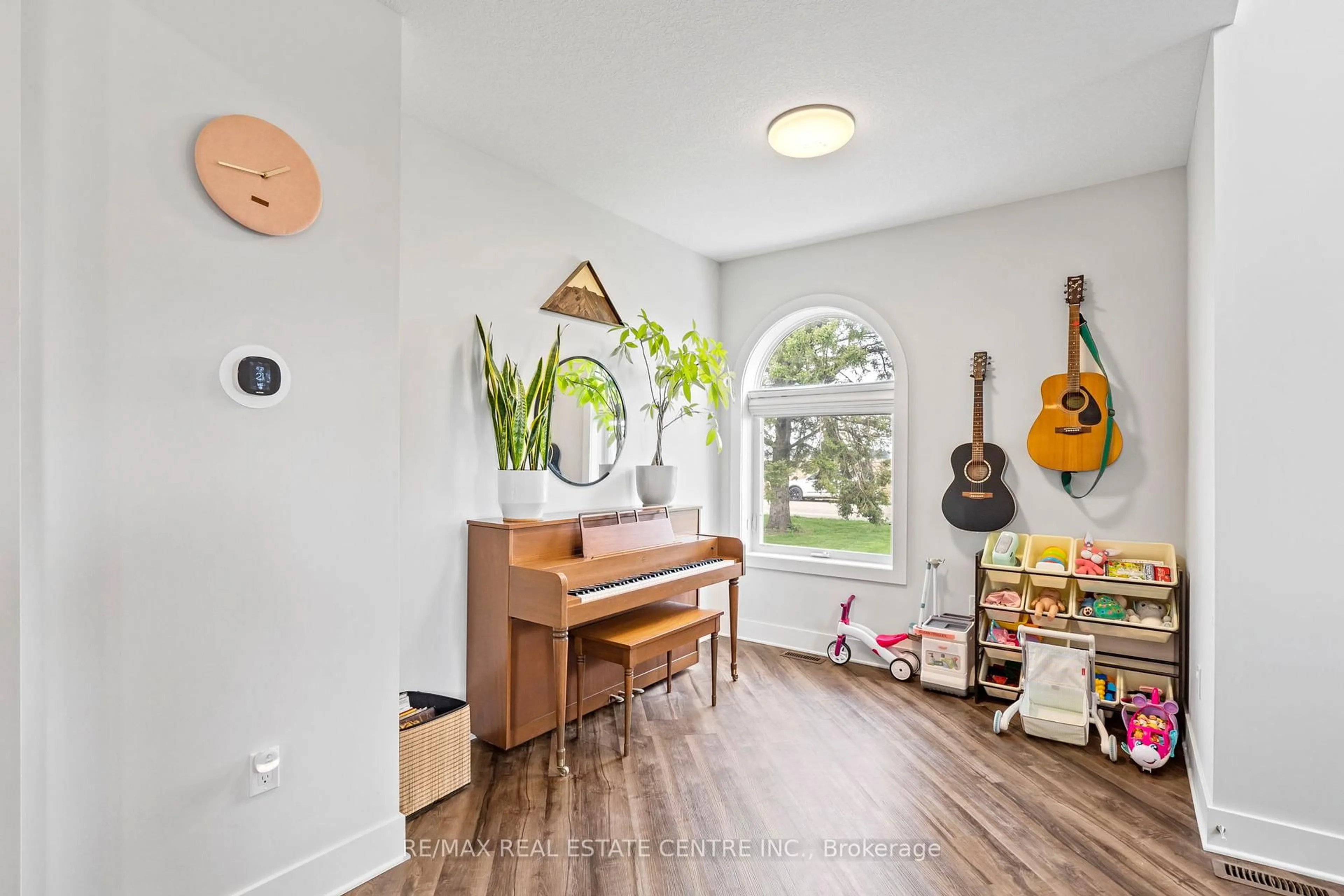 Indoor entryway for 21575 Heritage Rd, Thames Centre Ontario N0M 2P0