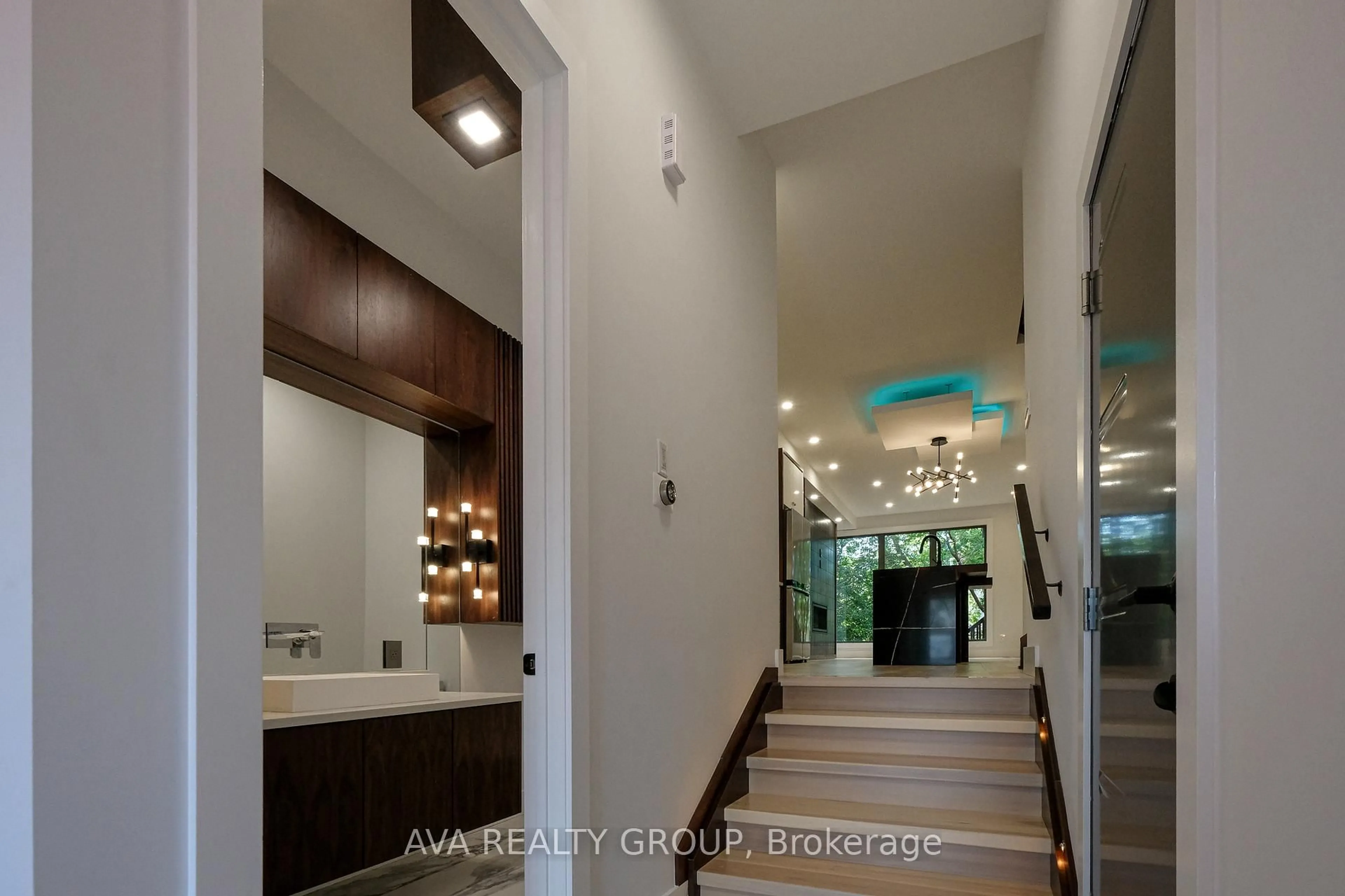 Indoor foyer for 375 Madison Ave, Ottawa Ontario K2A 0B6
