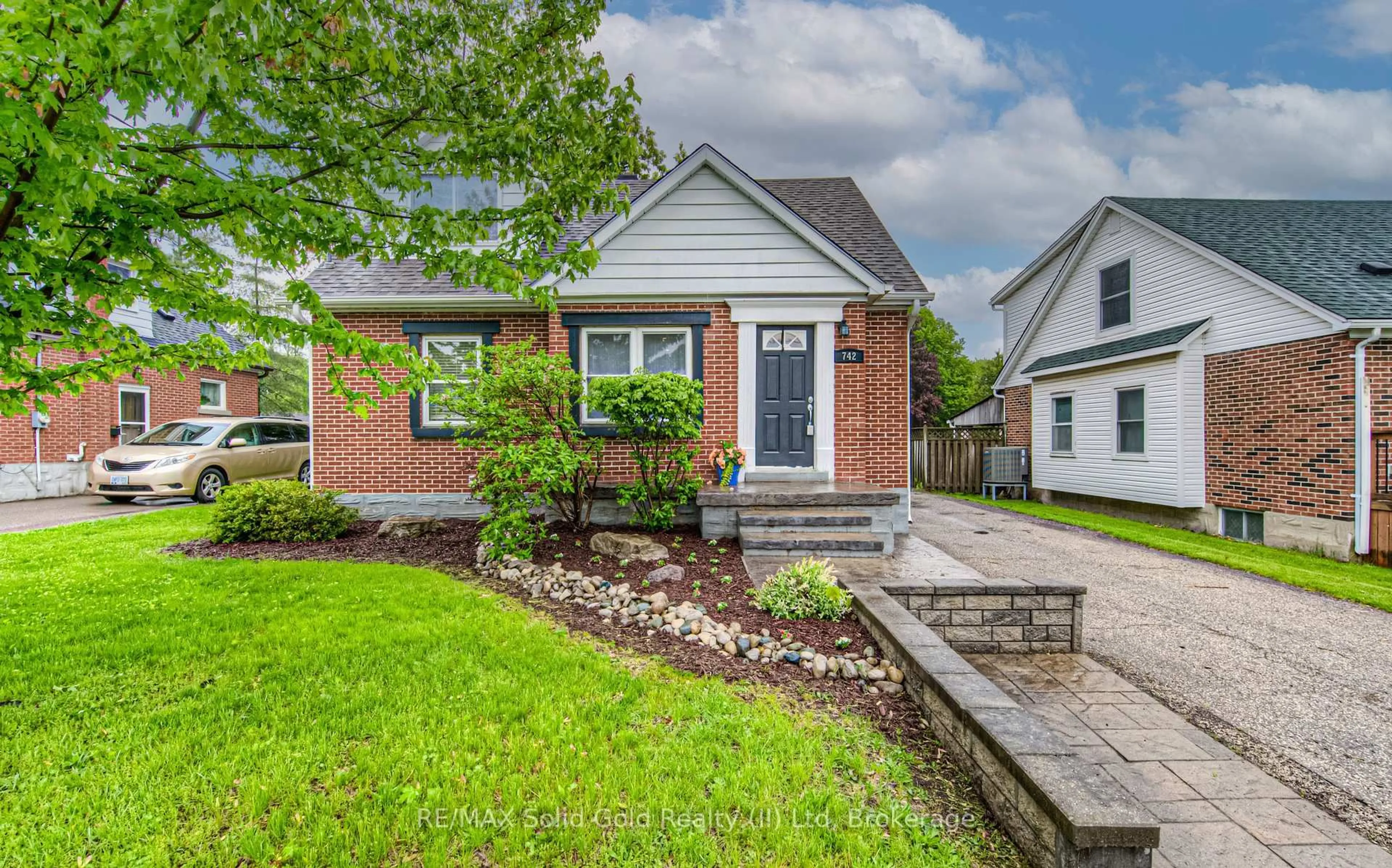 Home with brick exterior material, street for 742 Elizabeth St, Kitchener Ontario N2H 6H3