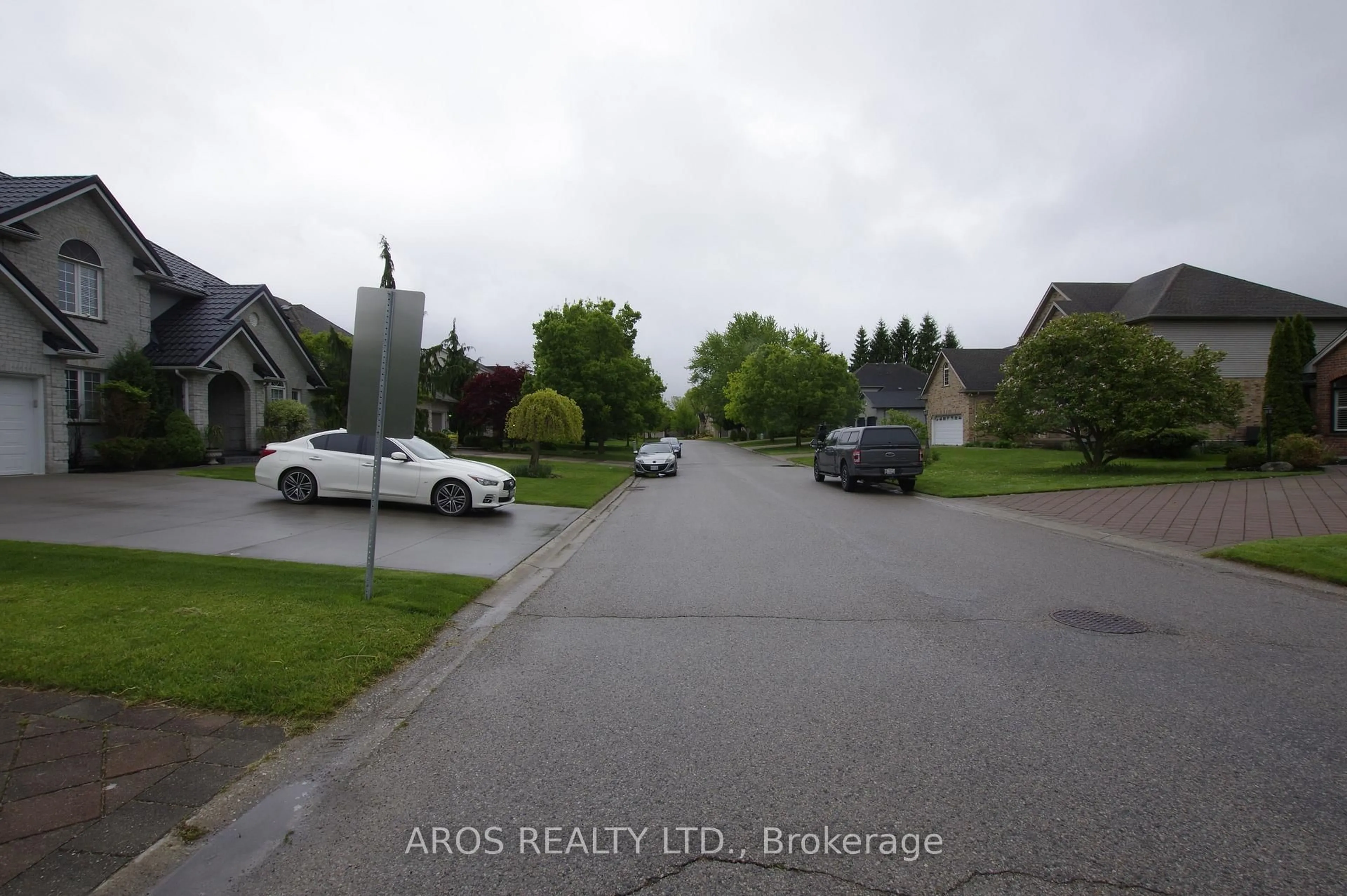 A pic from outside/outdoor area/front of a property/back of a property/a pic from drone, street for 10 Prince Of Wales Gate, London North Ontario N6H 5M3