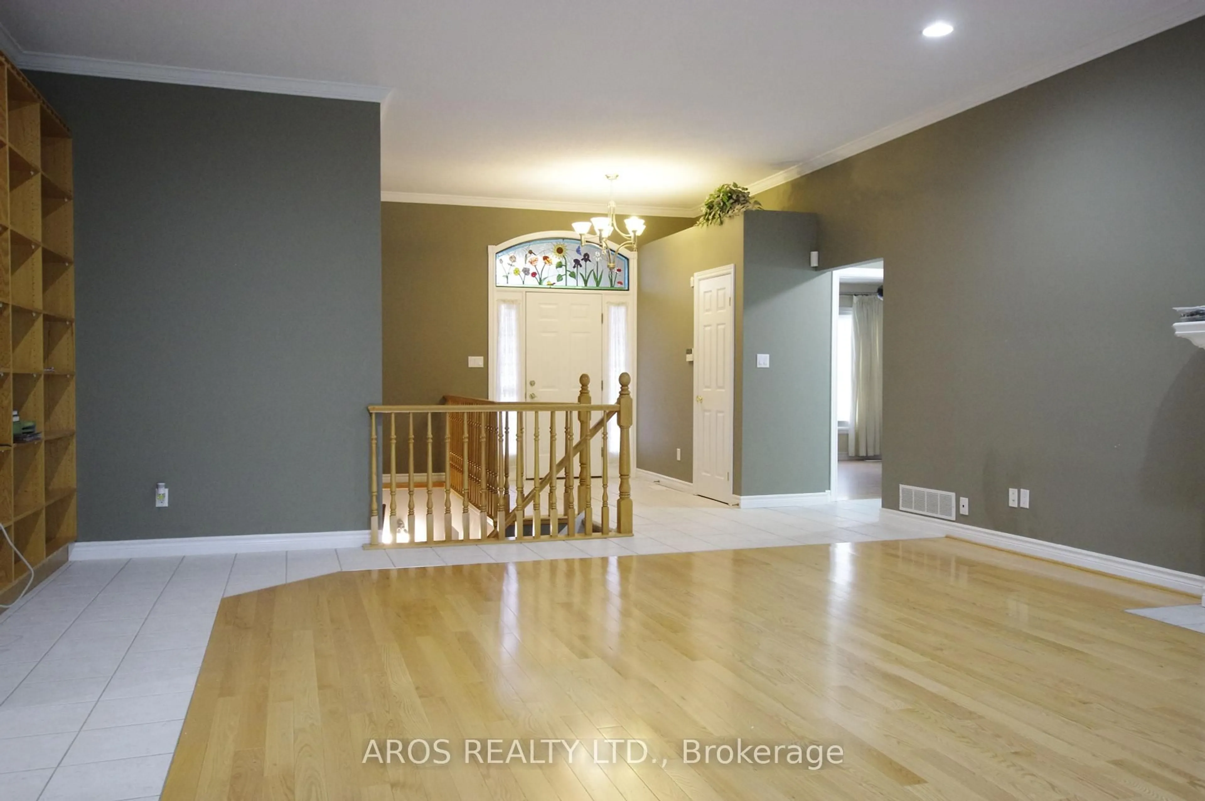 Indoor entryway for 10 Prince Of Wales Gate, London North Ontario N6H 5M3