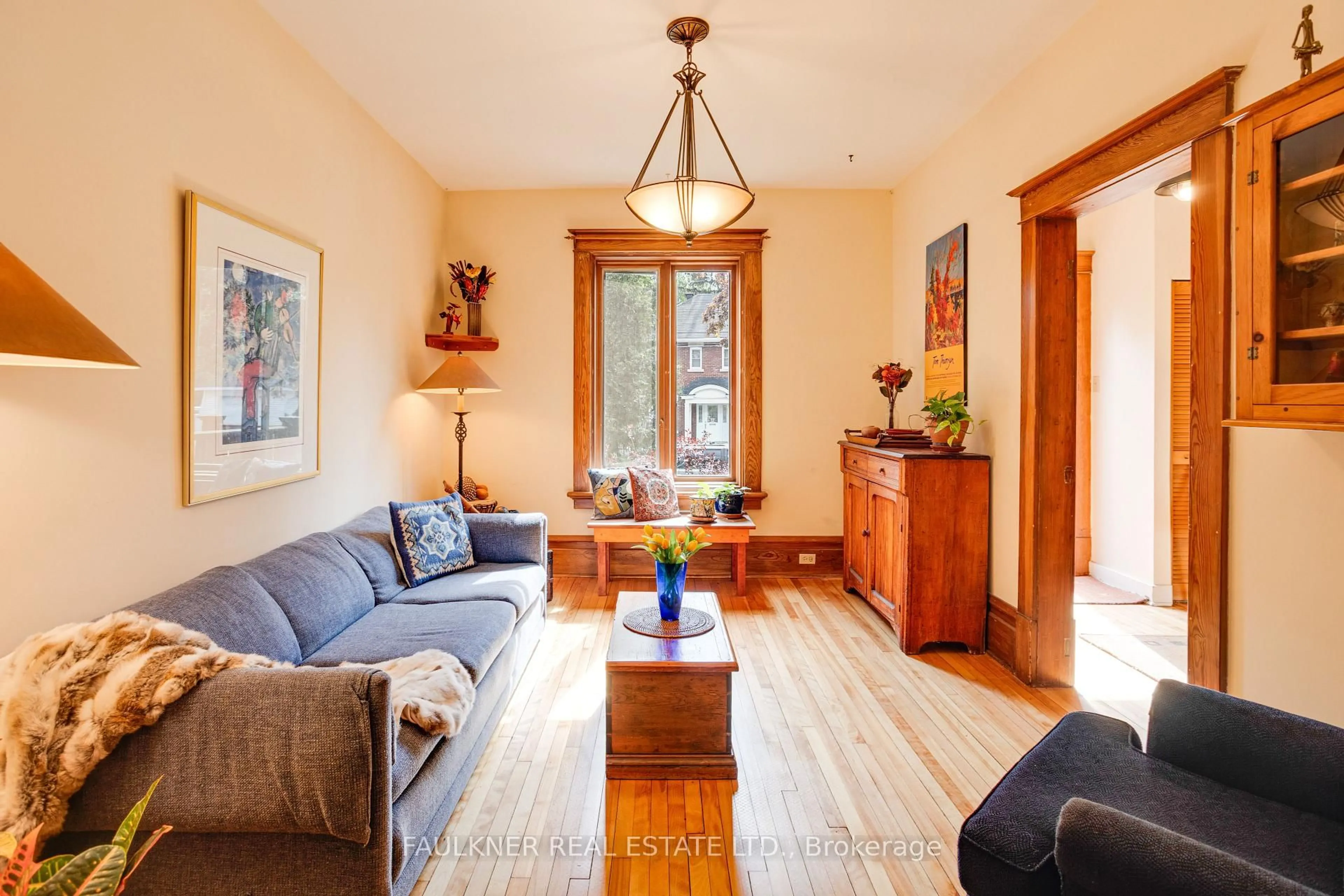 Living room with furniture, wood/laminate floor for 37 Craig St, Ottawa Ontario K1S 4B6