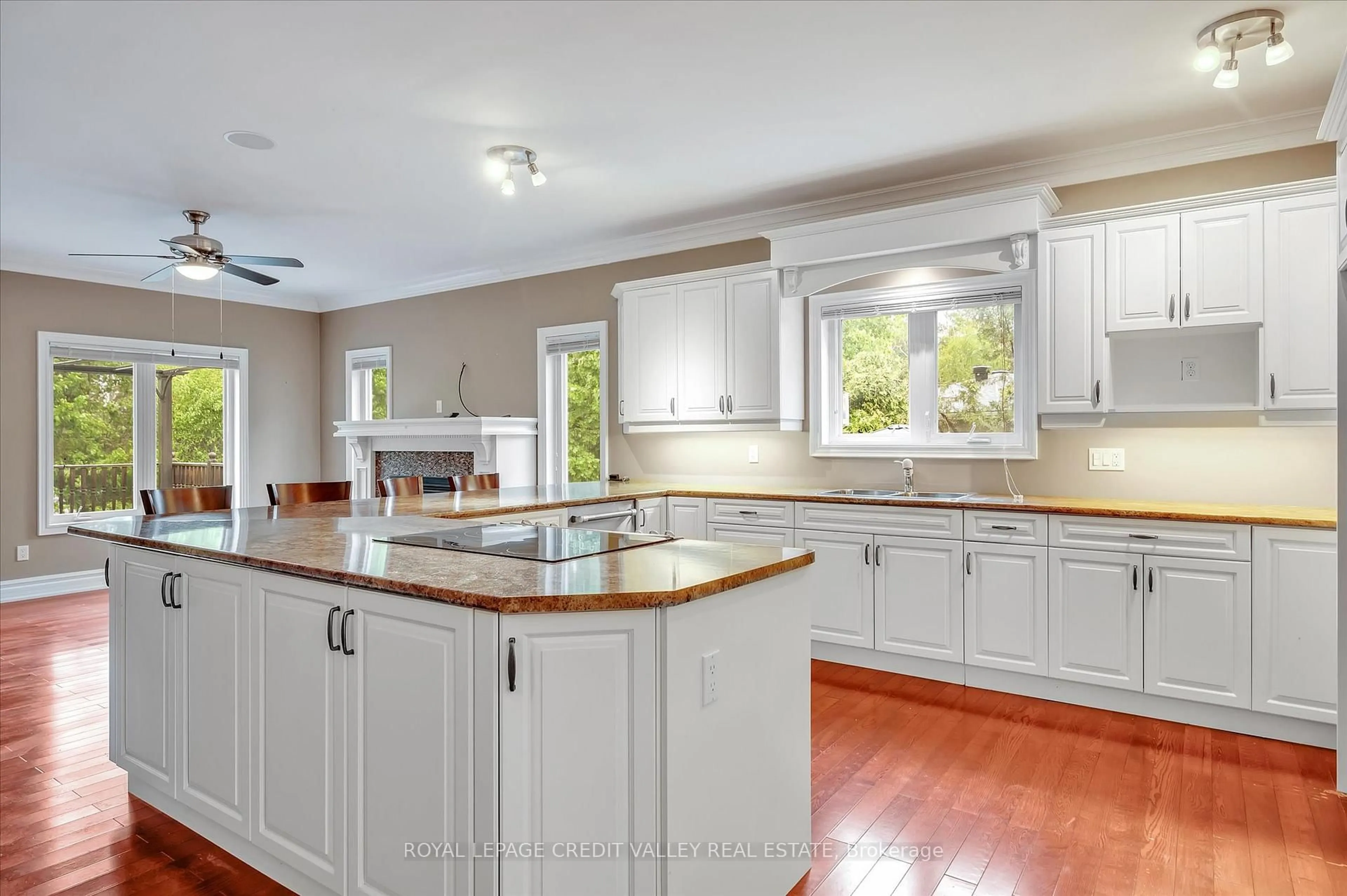 Open concept kitchen, ceramic/tile floor for 62 Edgewood Rd, Peterborough West Ontario K9J 6V8