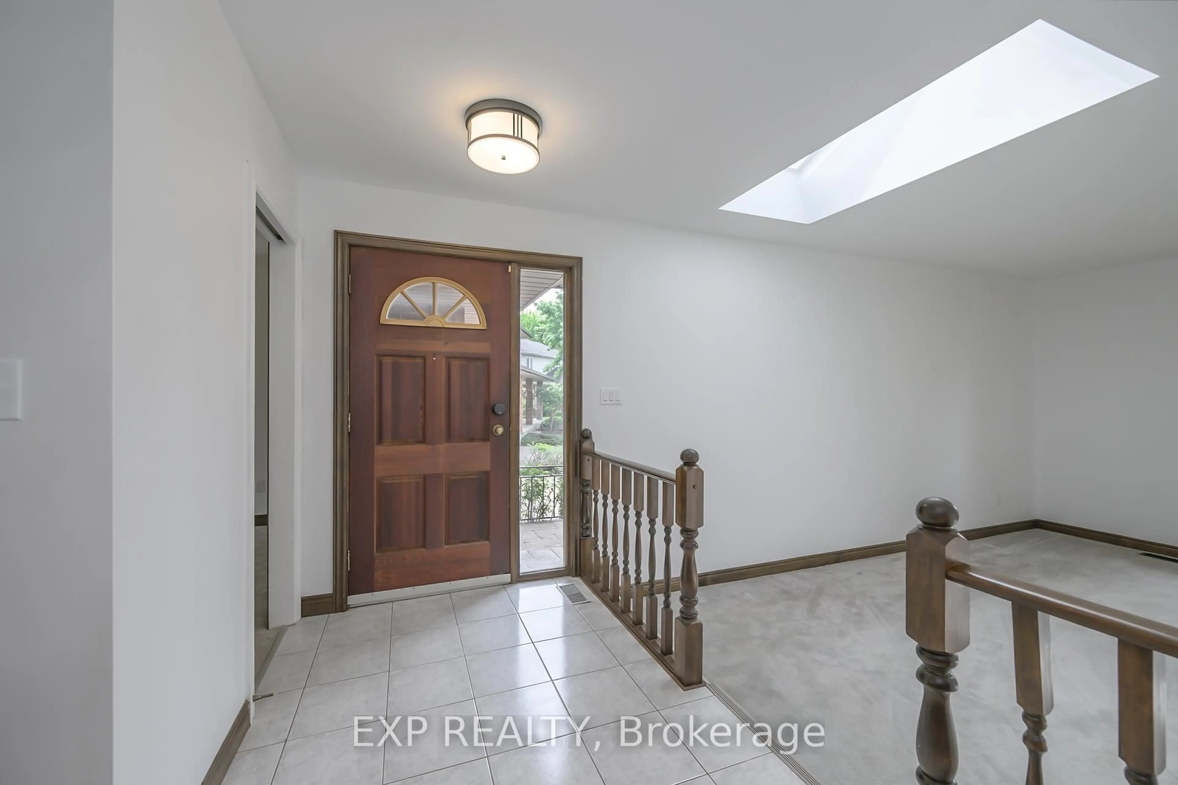 Indoor entryway for 20 Heritage Crt, Strathroy-Caradoc Ontario N7G 3Y6