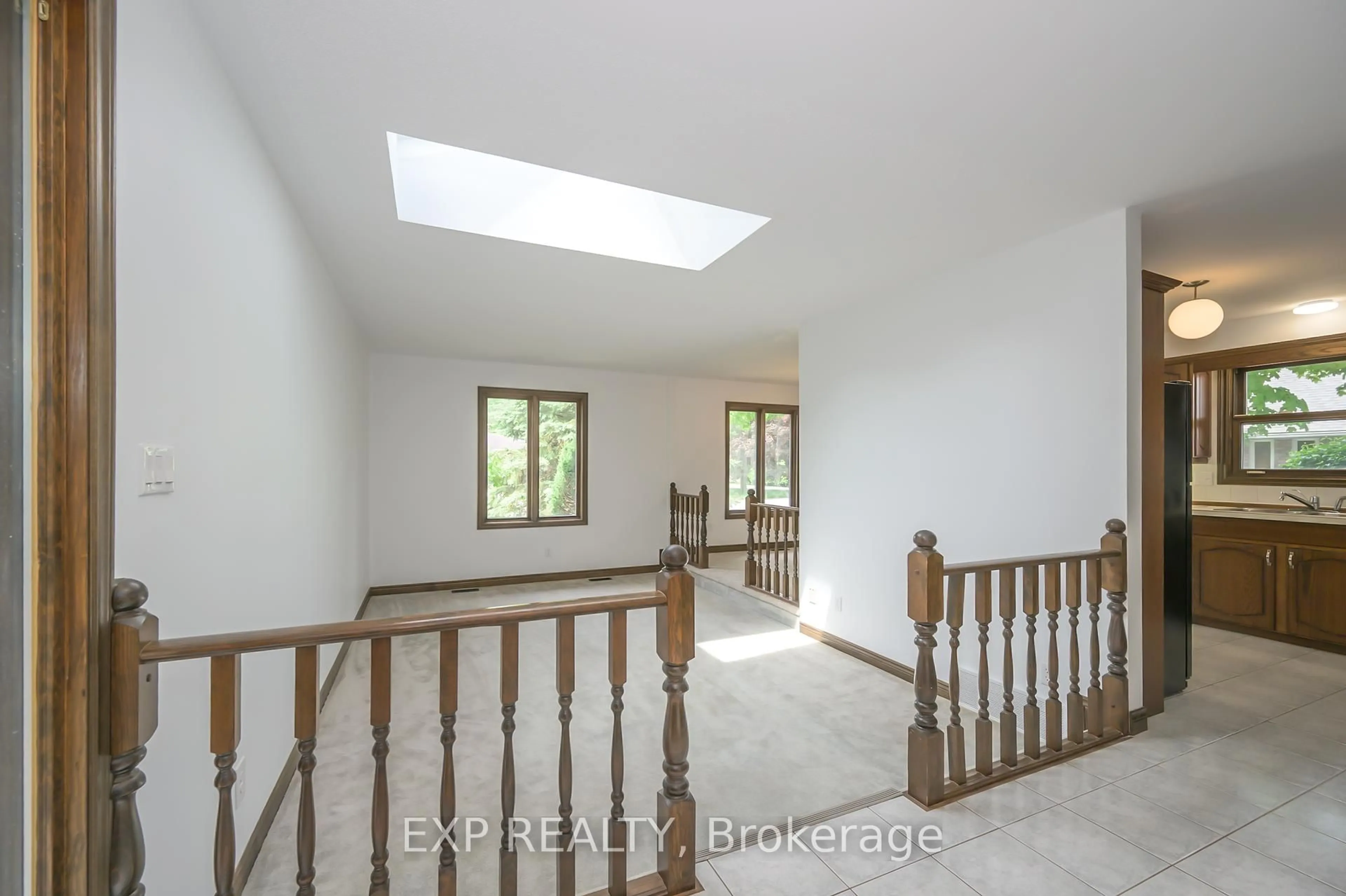Indoor foyer for 20 Heritage Crt, Strathroy-Caradoc Ontario N7G 3Y6