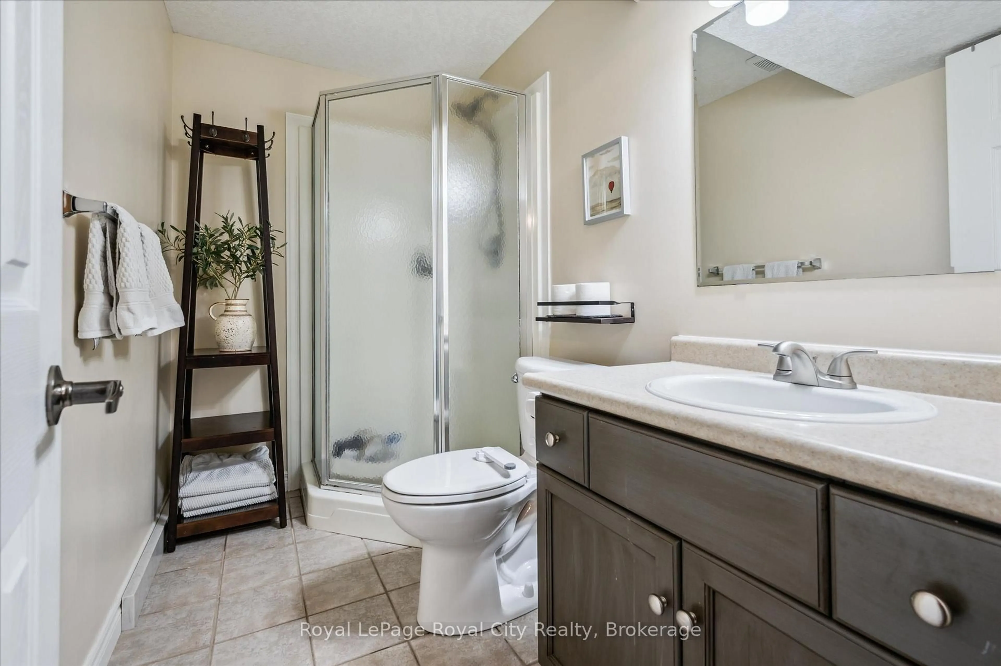Standard bathroom, ceramic/tile floor for 754 Victoria Terr, Centre Wellington Ontario N1M 3L5