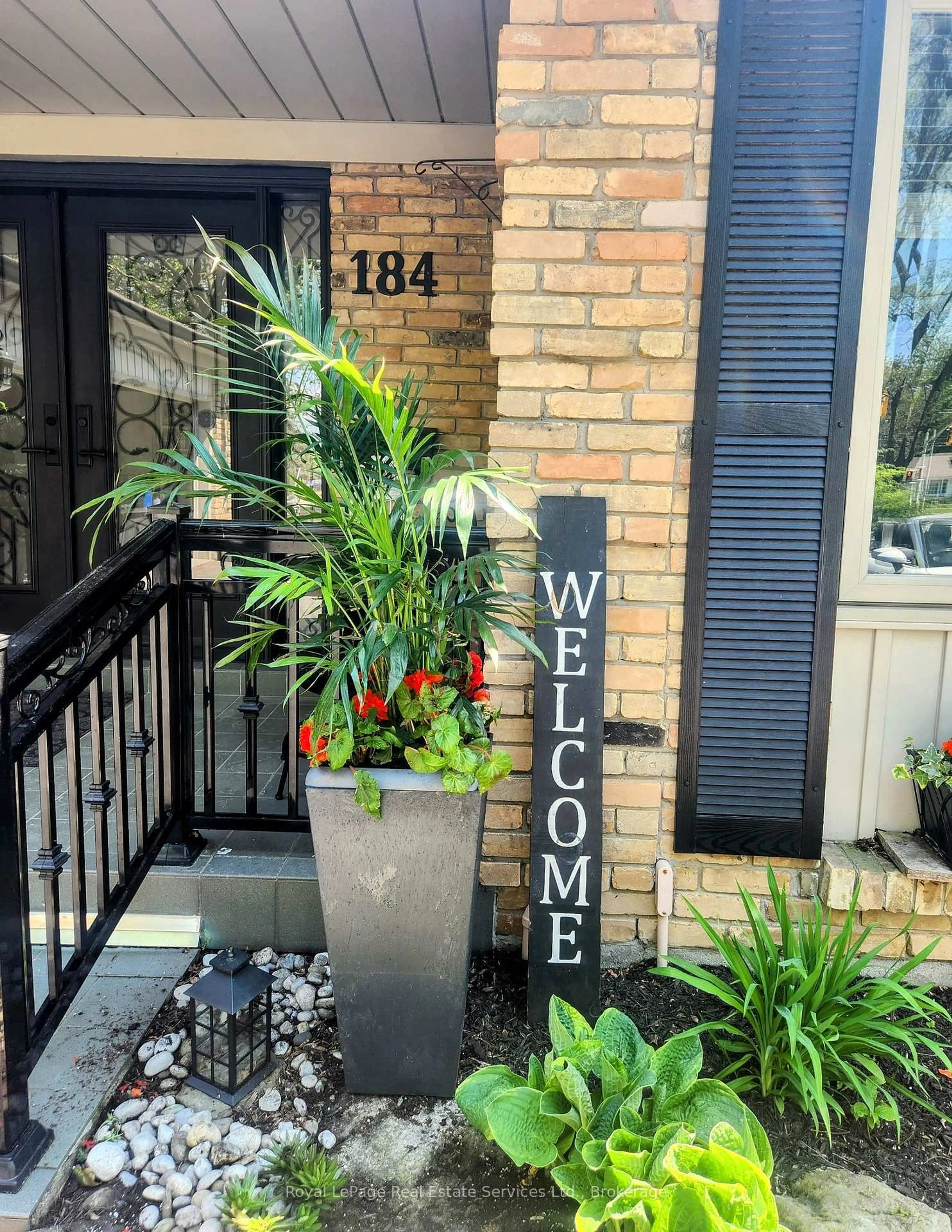 Indoor entryway for 184 Dundas St, Hamilton Ontario L8N 2Z7