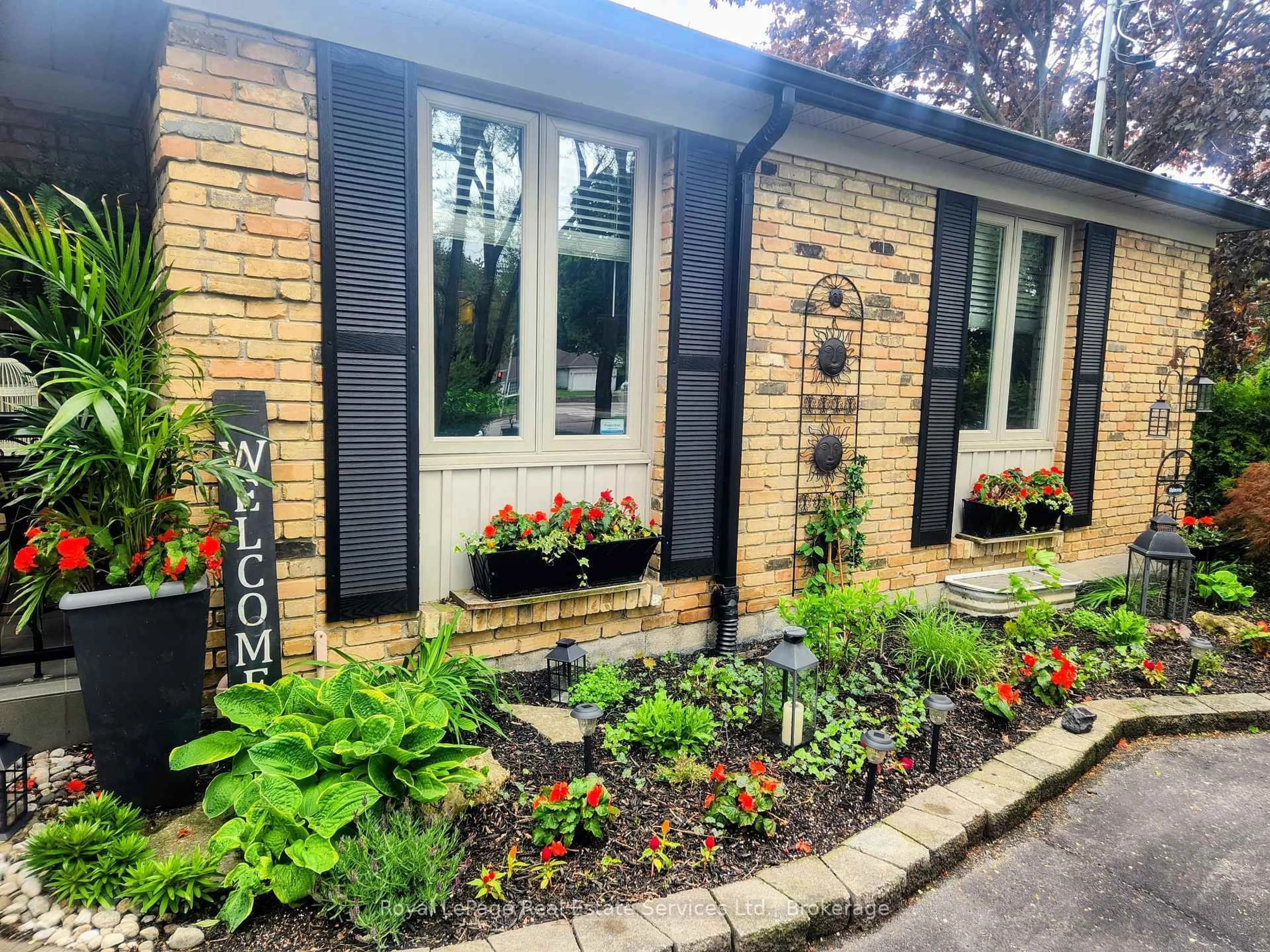 Home with brick exterior material, street for 184 Dundas St, Hamilton Ontario L8N 2Z7