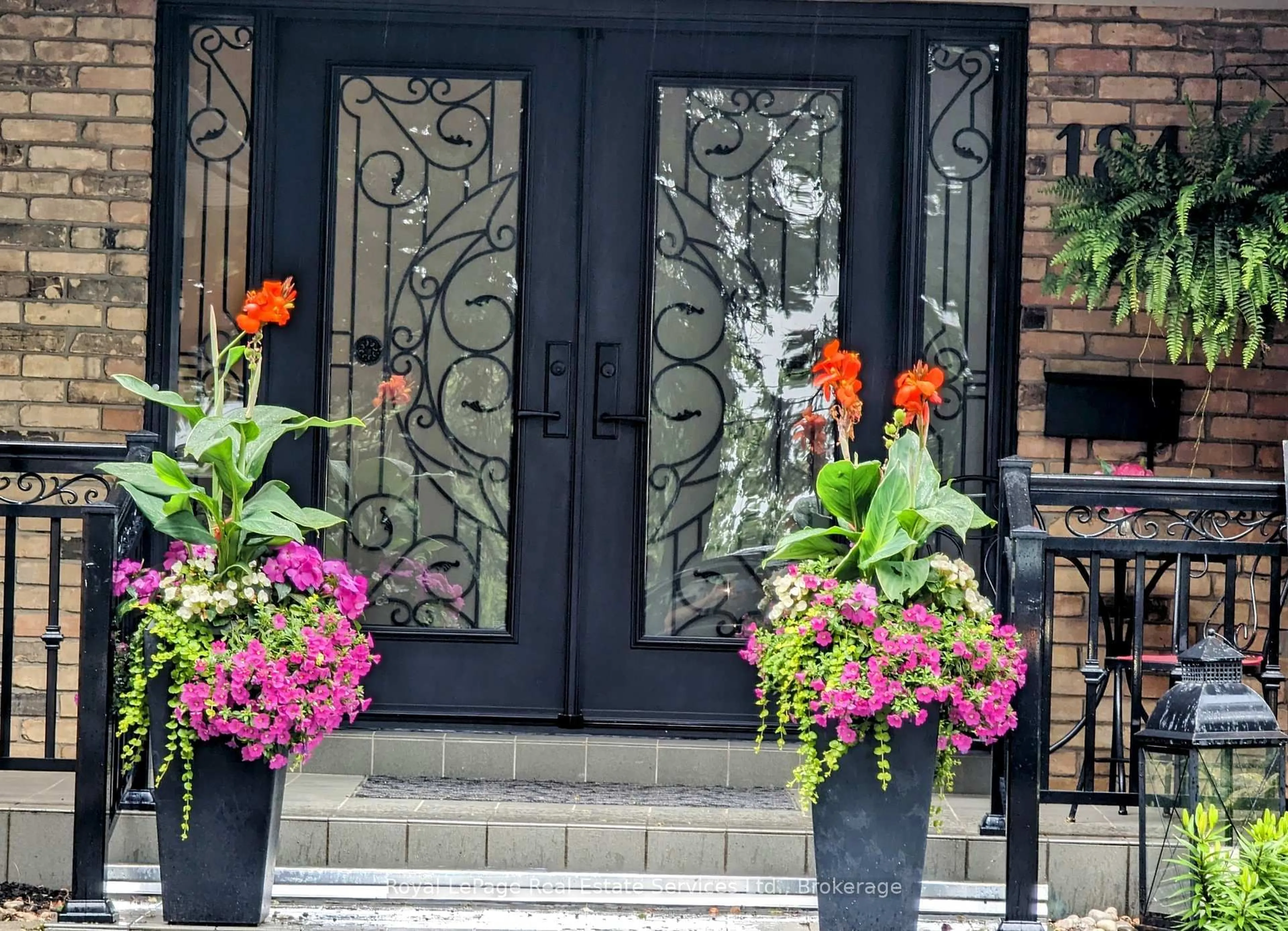 Indoor entryway for 184 Dundas St, Hamilton Ontario L8N 2Z7