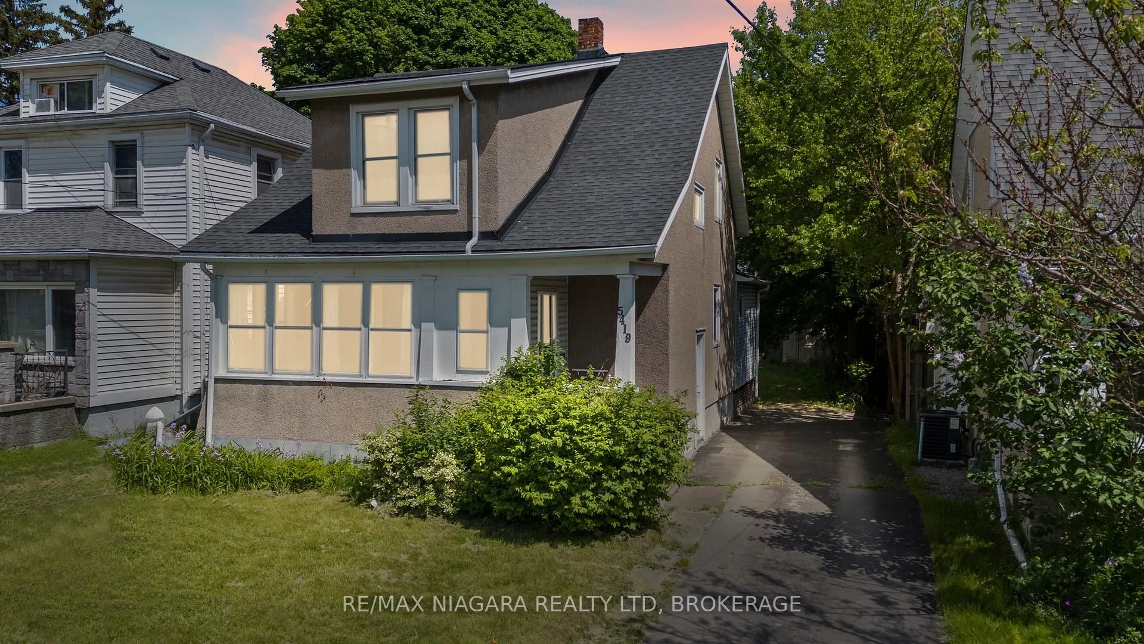 Home with vinyl exterior material, street for 5419 Maple St, Niagara Falls Ontario L2E 2N9