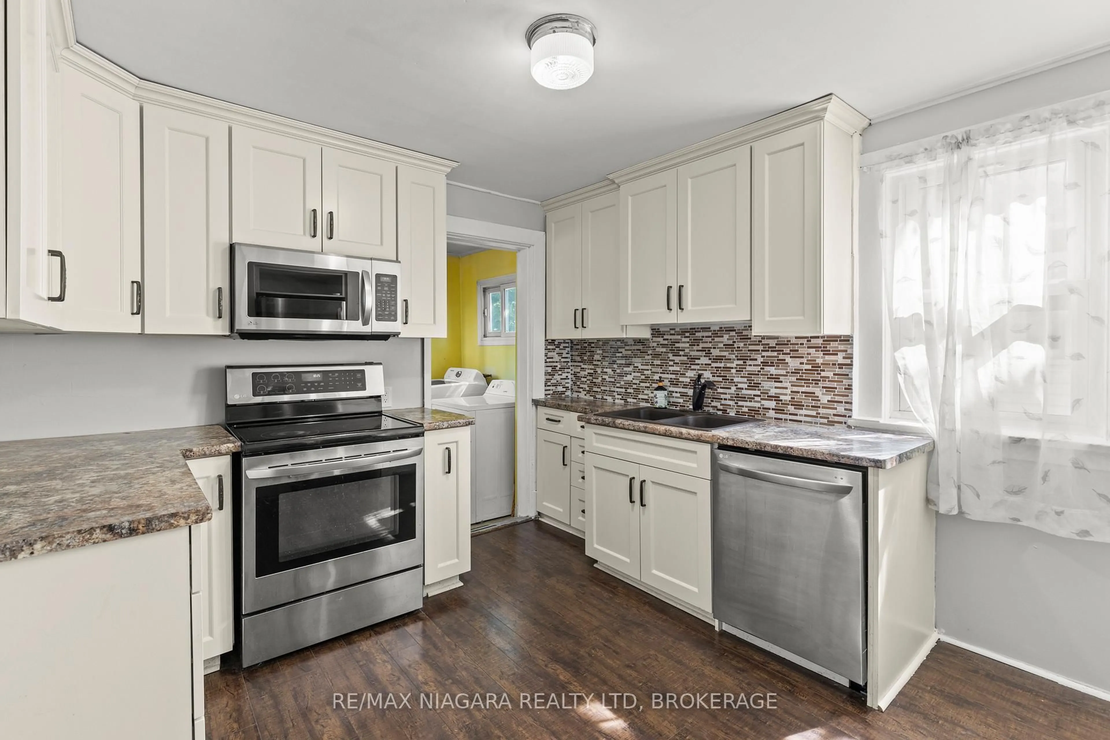 Open concept kitchen, unknown for 5419 Maple St, Niagara Falls Ontario L2E 2N9
