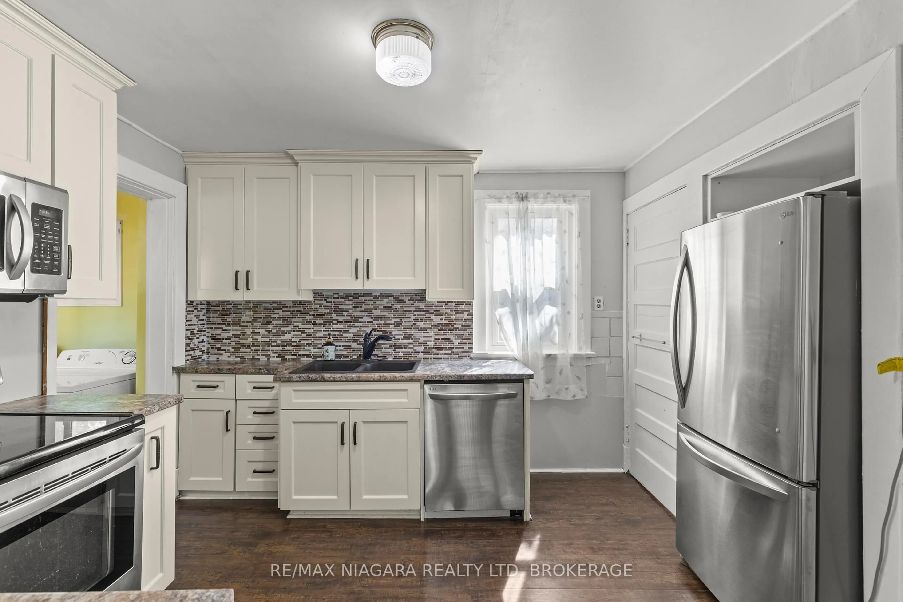 Standard kitchen, unknown for 5419 Maple St, Niagara Falls Ontario L2E 2N9